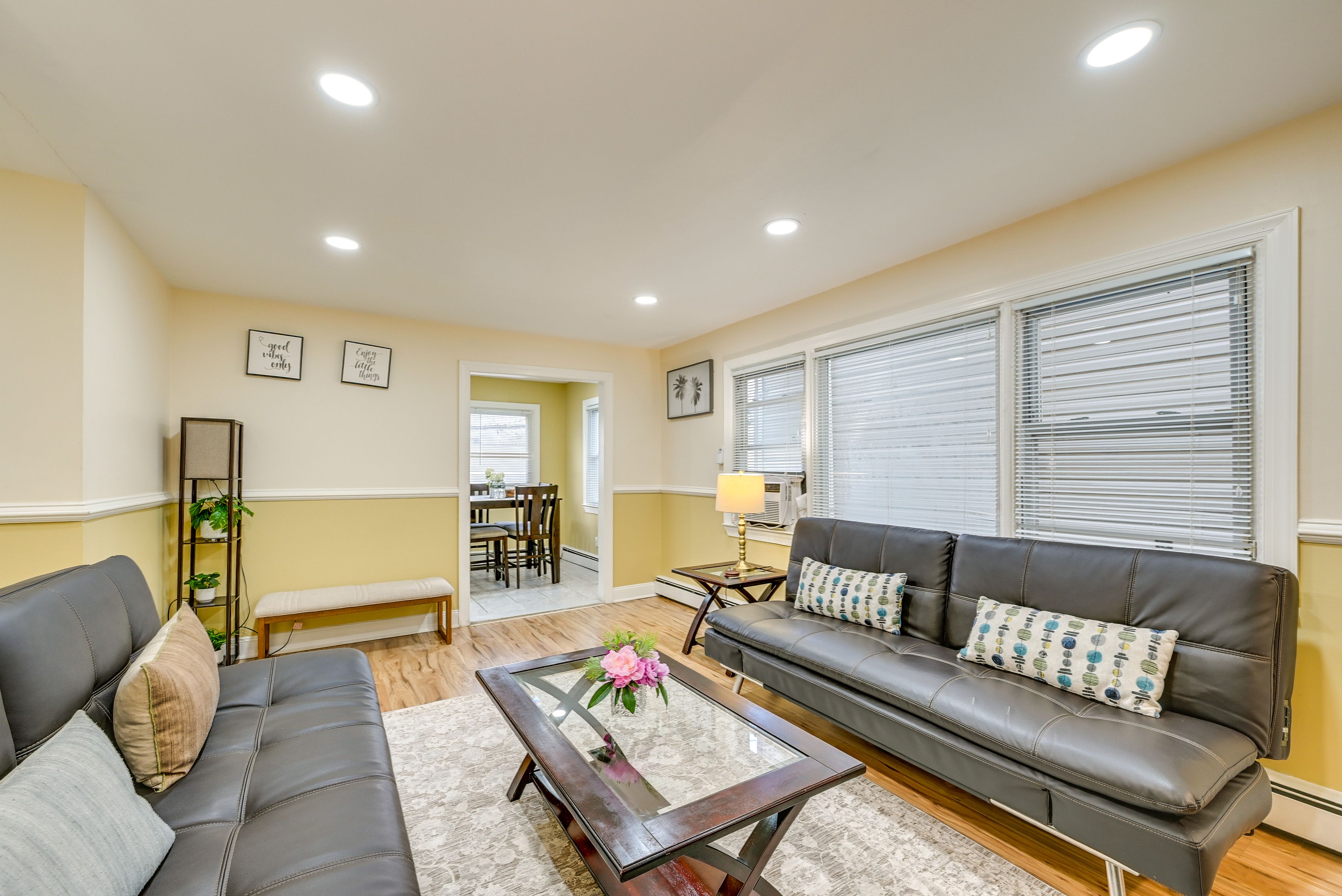 Living Room | Full Futon | Smart TV | Free WiFi | Single-Story Unit