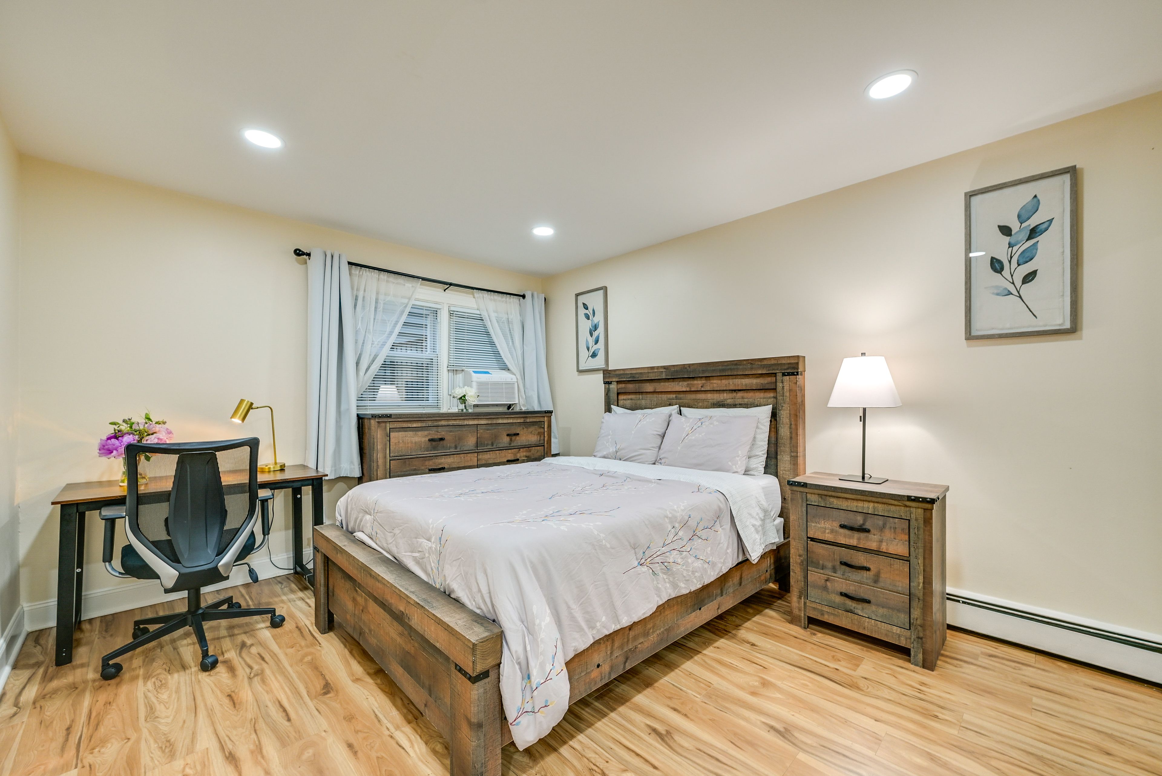 Bedroom 1 | Queen Bed | Desk