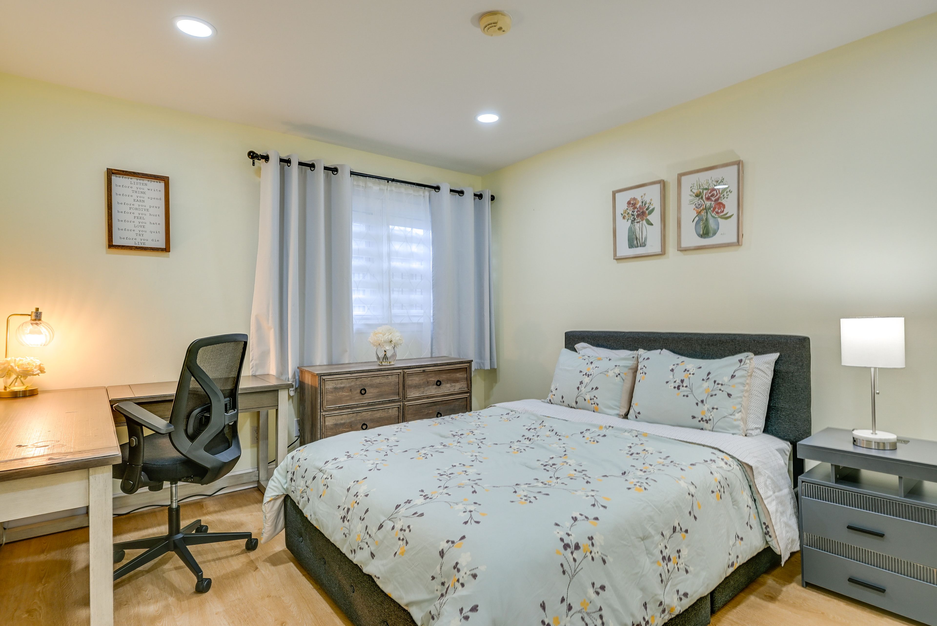 Bedroom 1 | Queen Bed | Desk