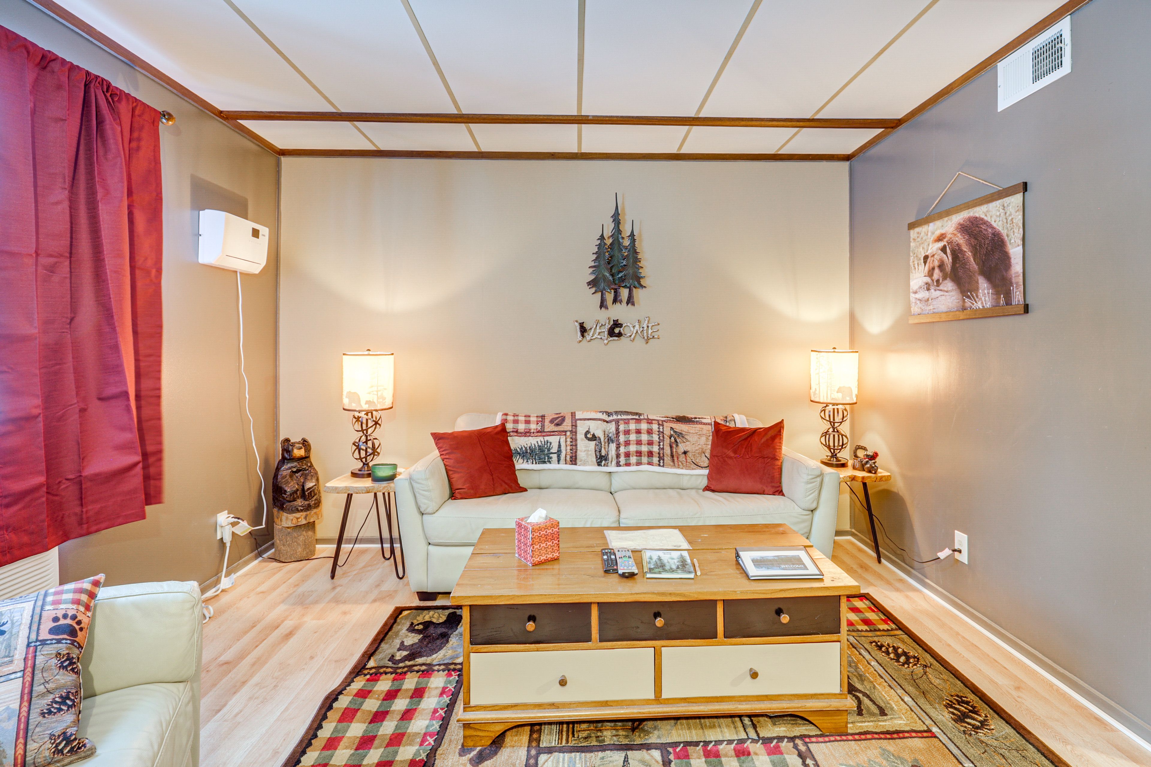 Living Room | Free WiFi | Central A/C & Heat | Smart TV