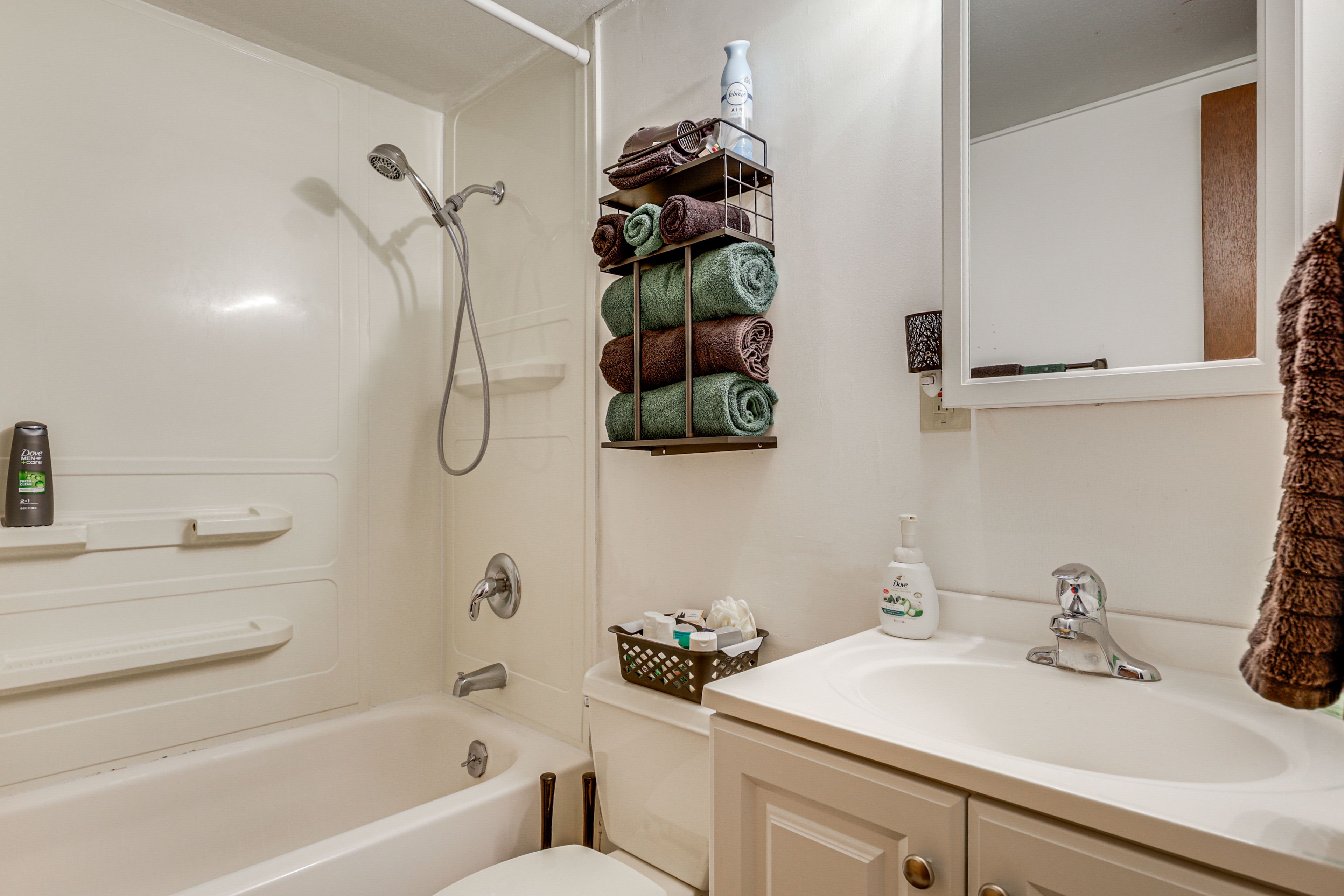Full Bathroom | Towels Provided | Complimentary Toiletries