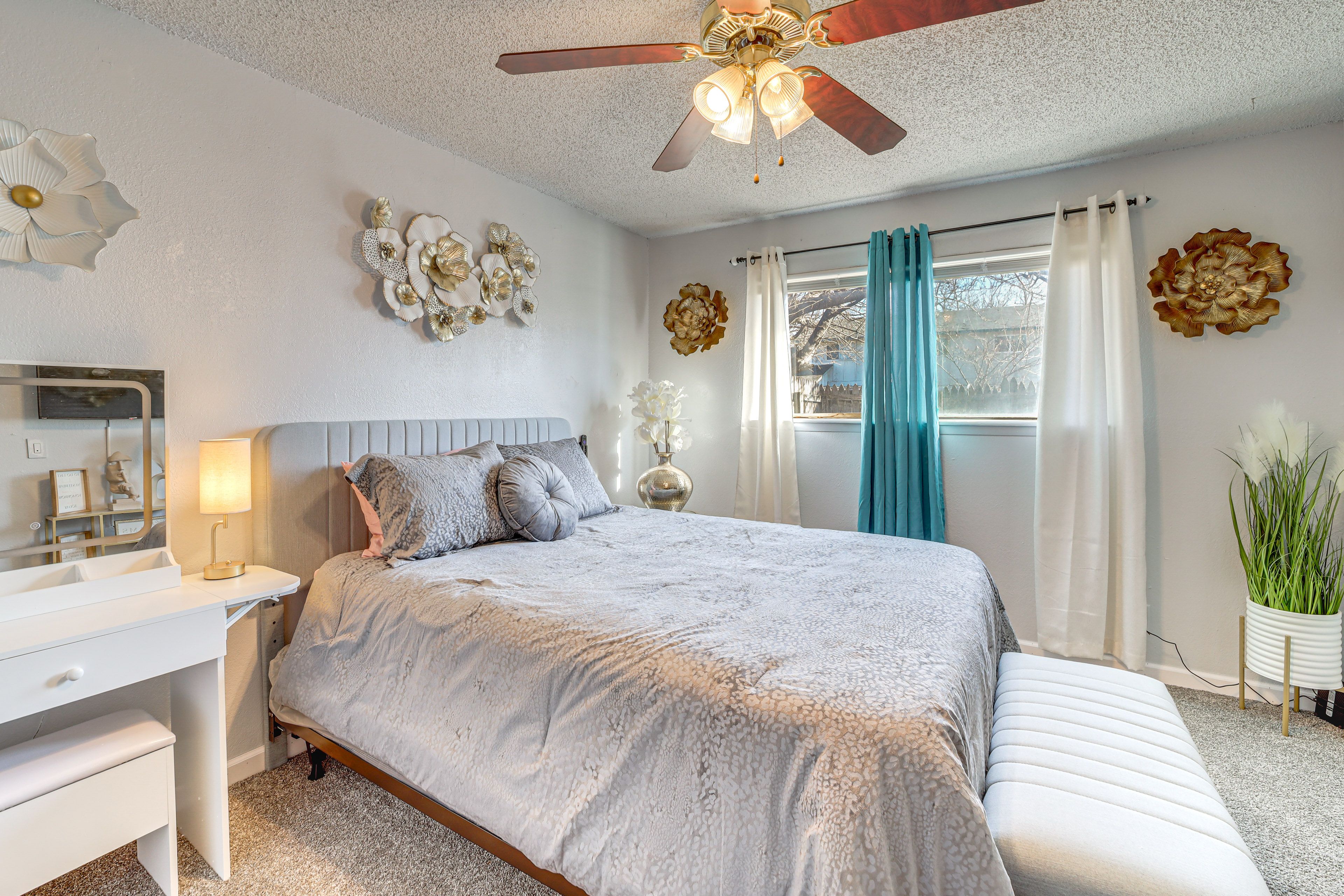 Bedroom 1 | Queen Bed | Linens Provided | 1st Floor