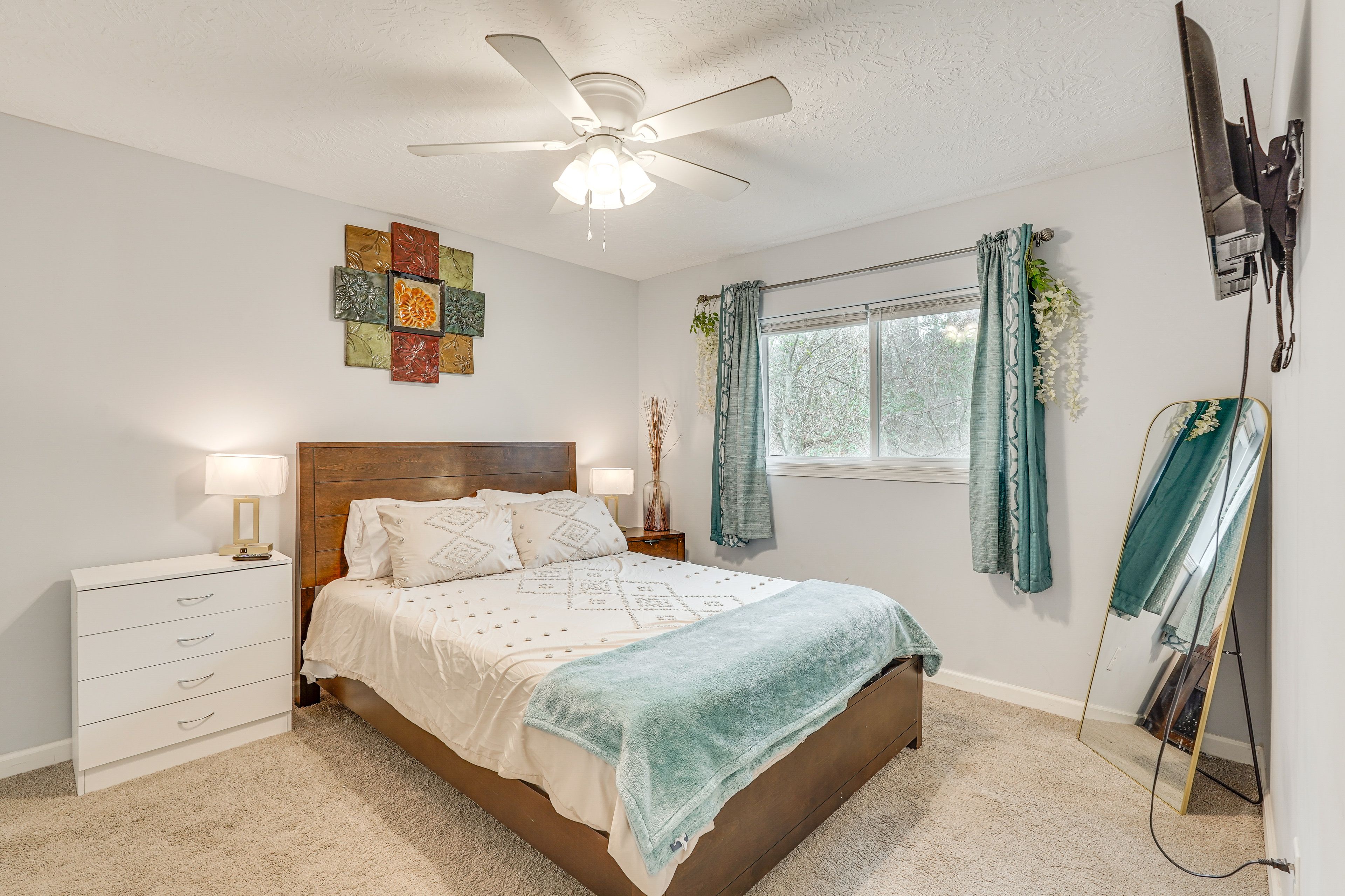 Bedroom 1 | Queen Bed