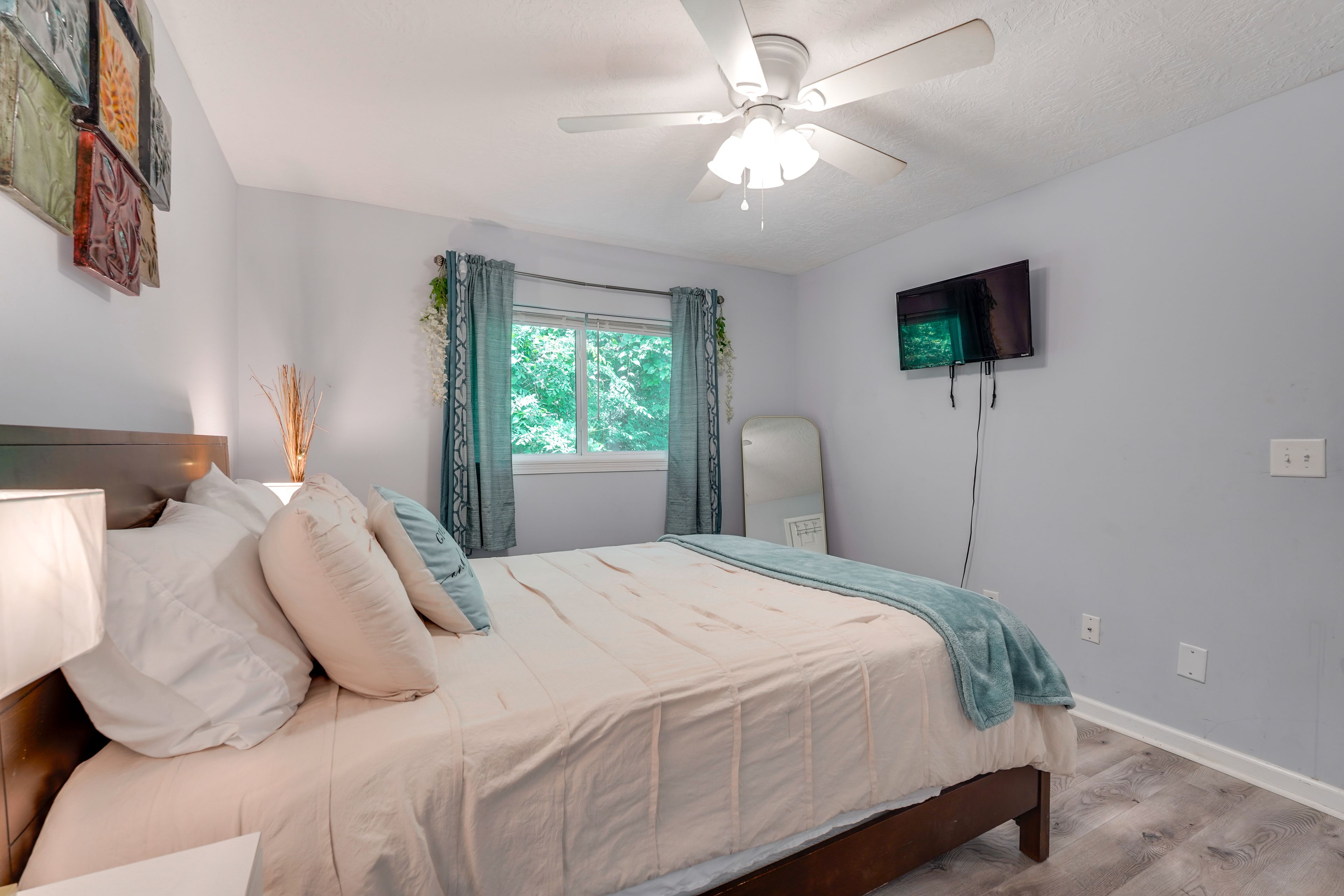 Bedroom 1 | Queen Bed
