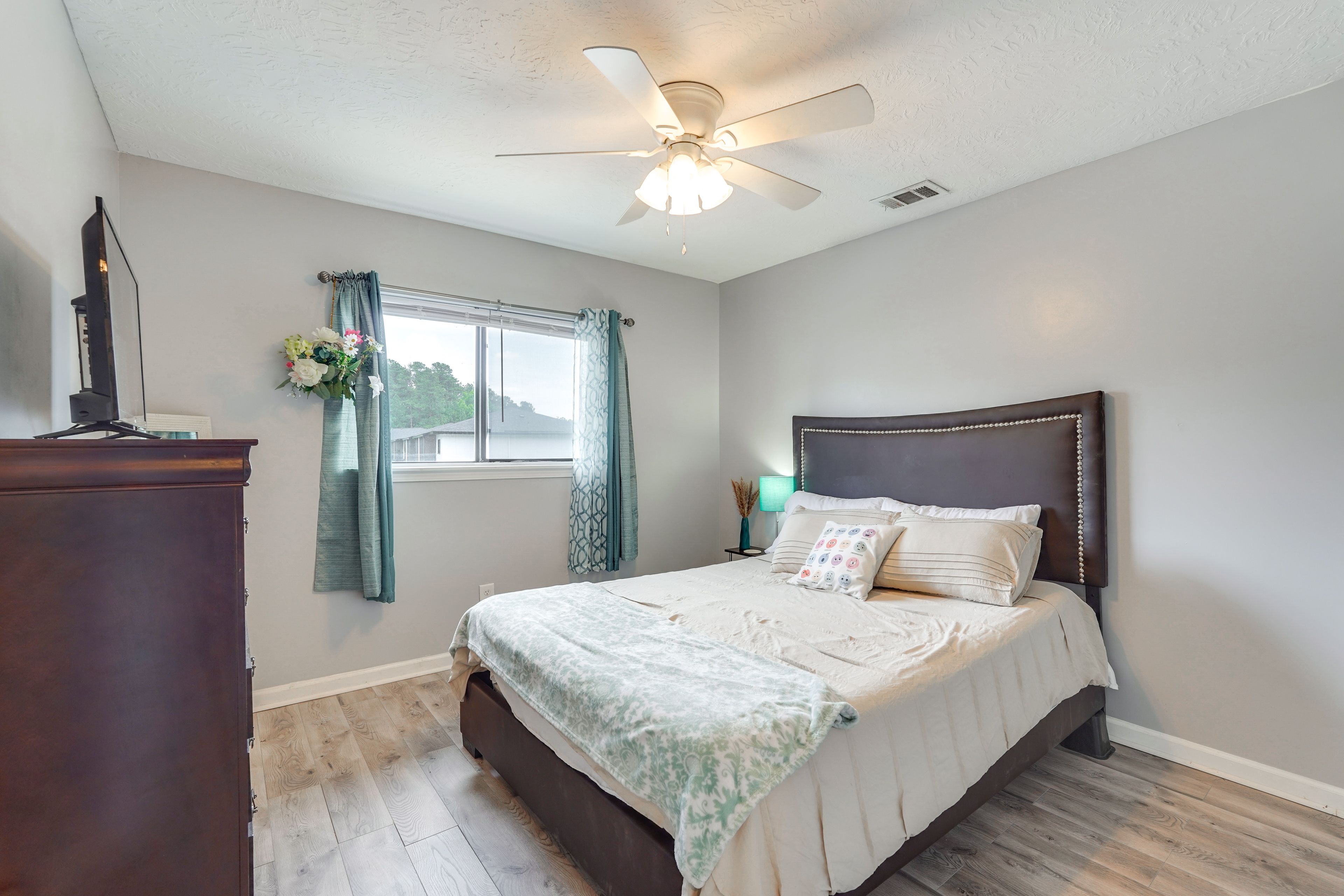 Bedroom 2 | Queen Bed