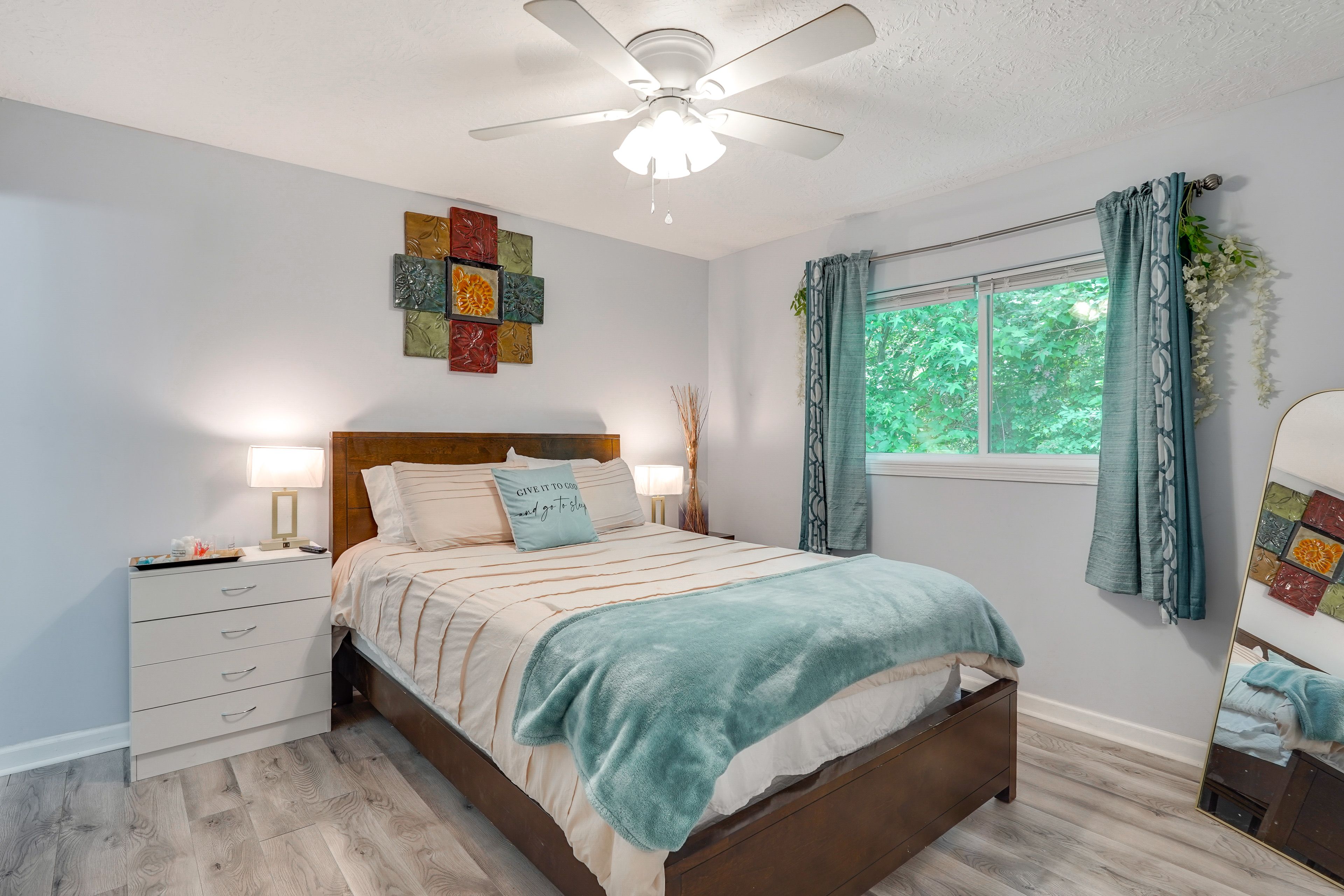 Bedroom 1 | Queen Bed