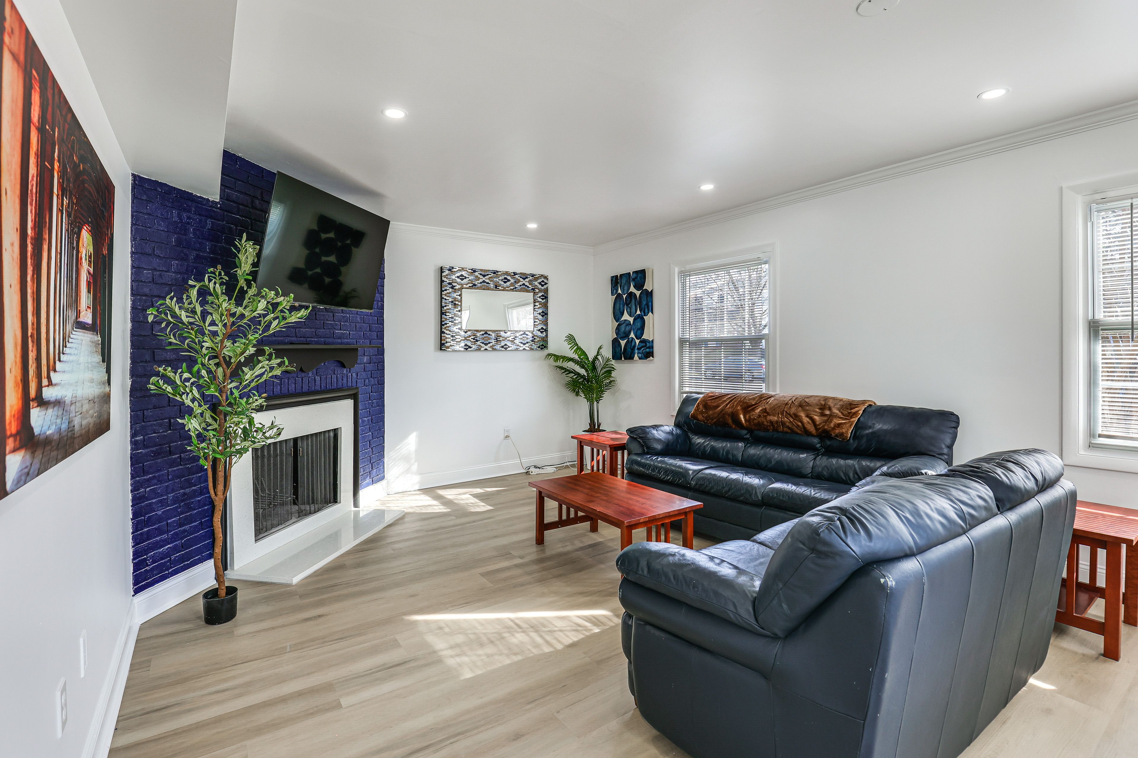 Living Room | Free WiFi | Central Heating & A/C | Smart TV | Main Floor