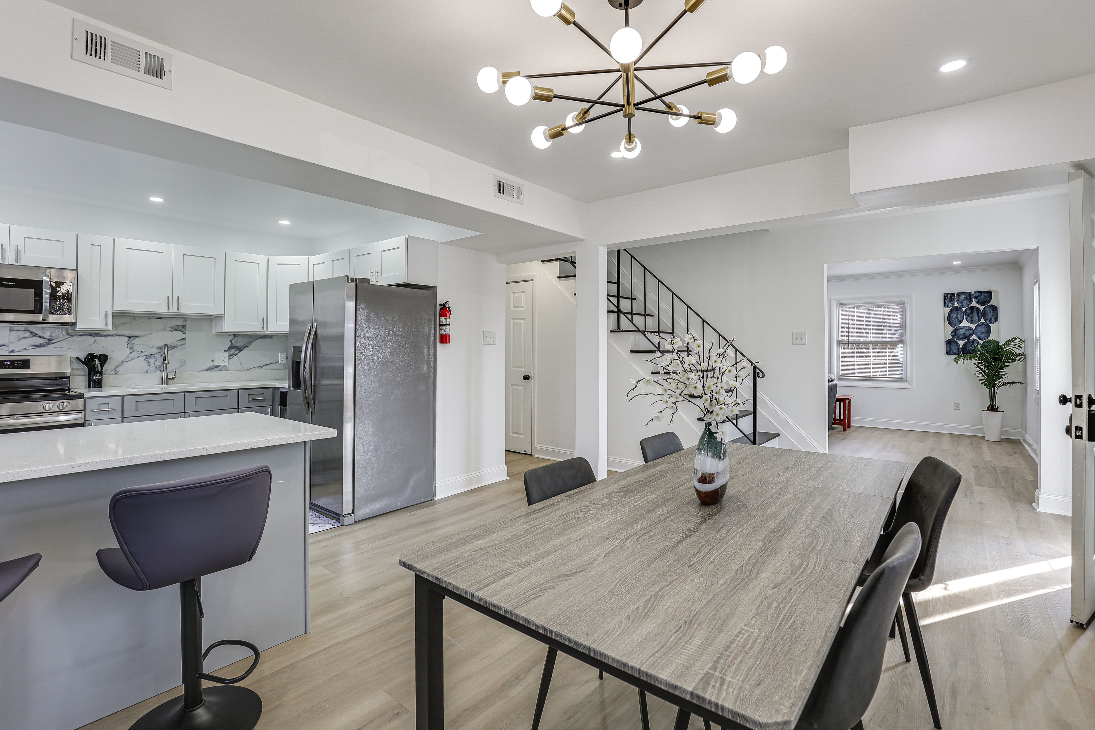 Dining Area | Dishware/Flatware Provided | Main Floor