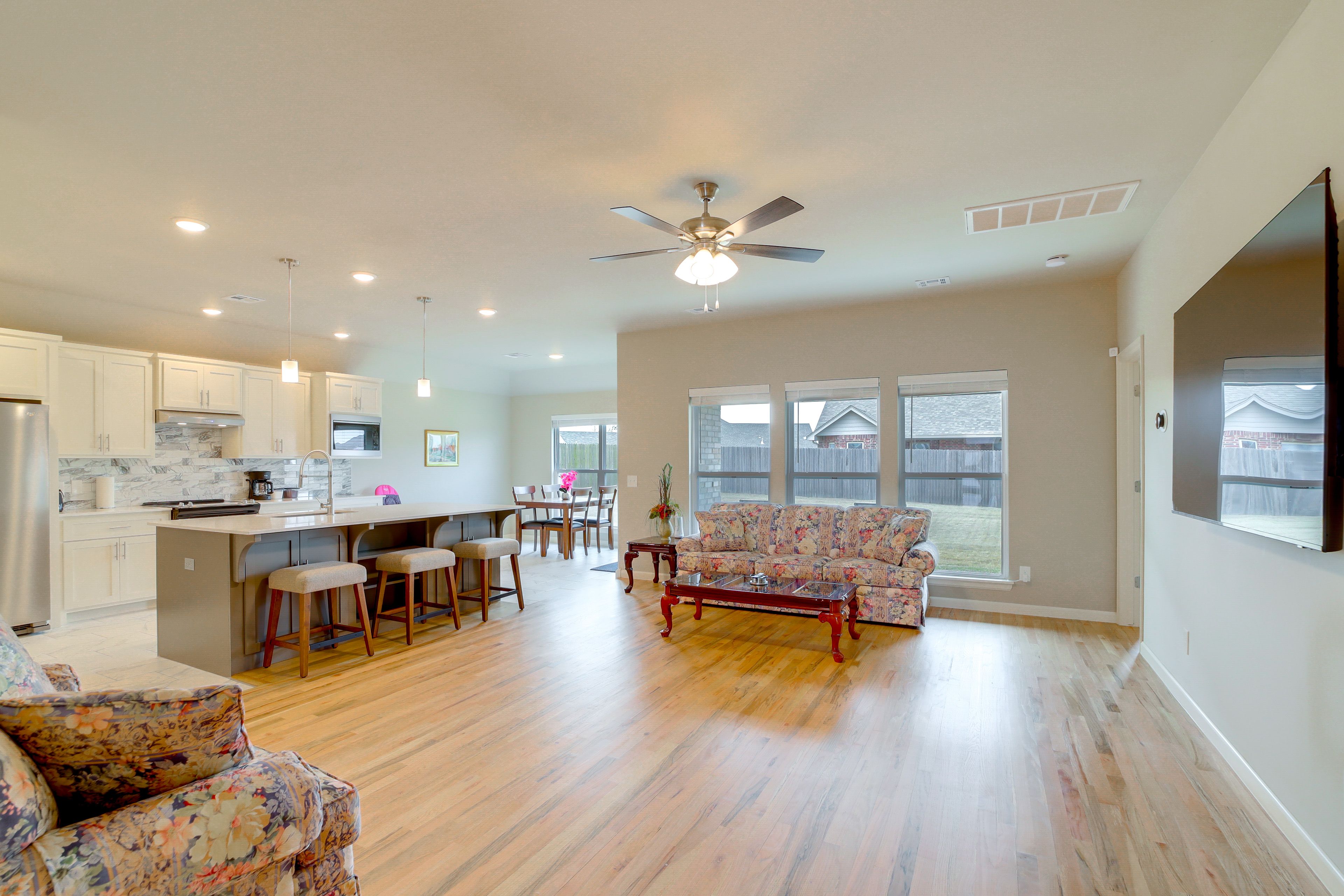 Living Room | Smart TV | Board Games