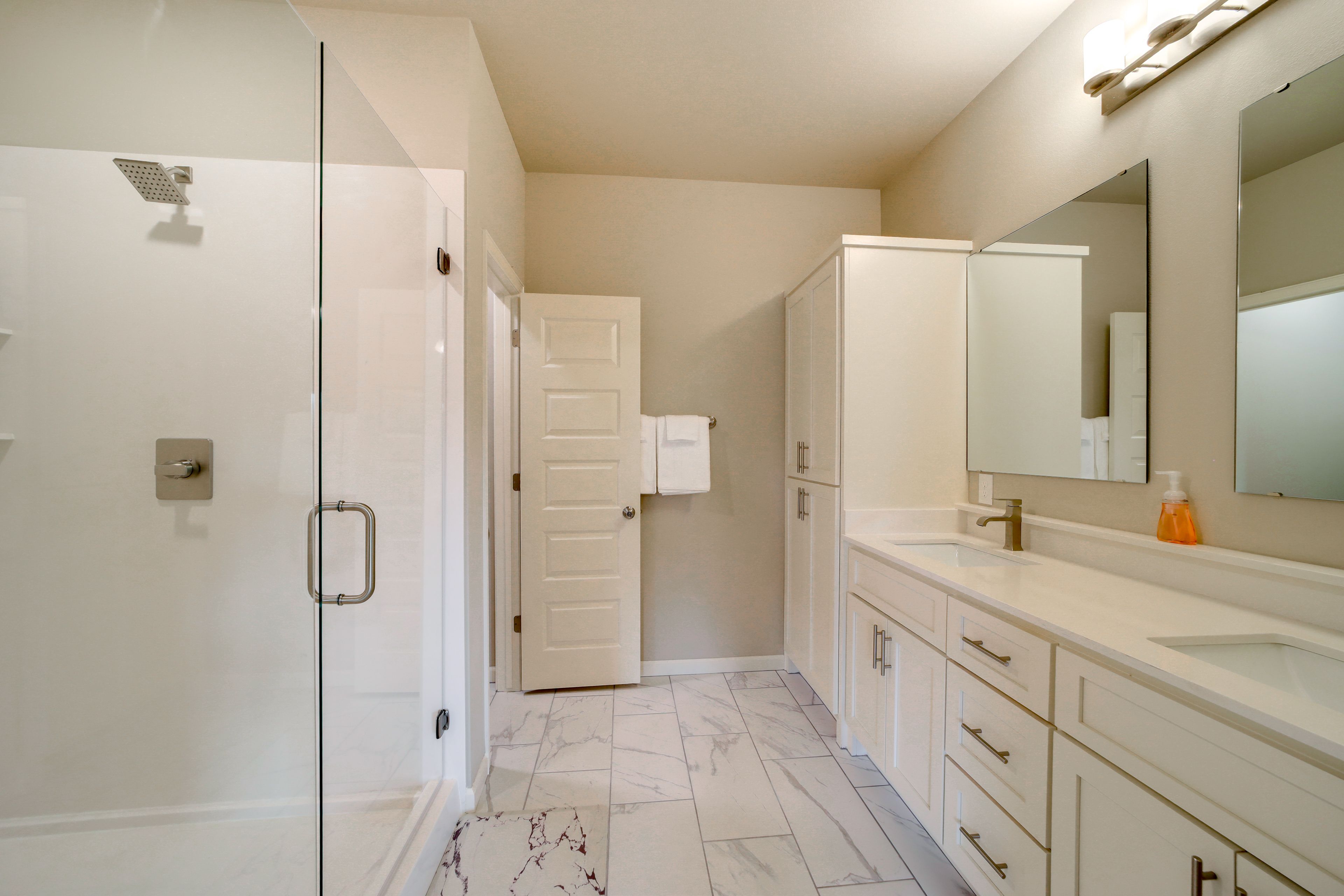 Full Bathroom | Towels Provided