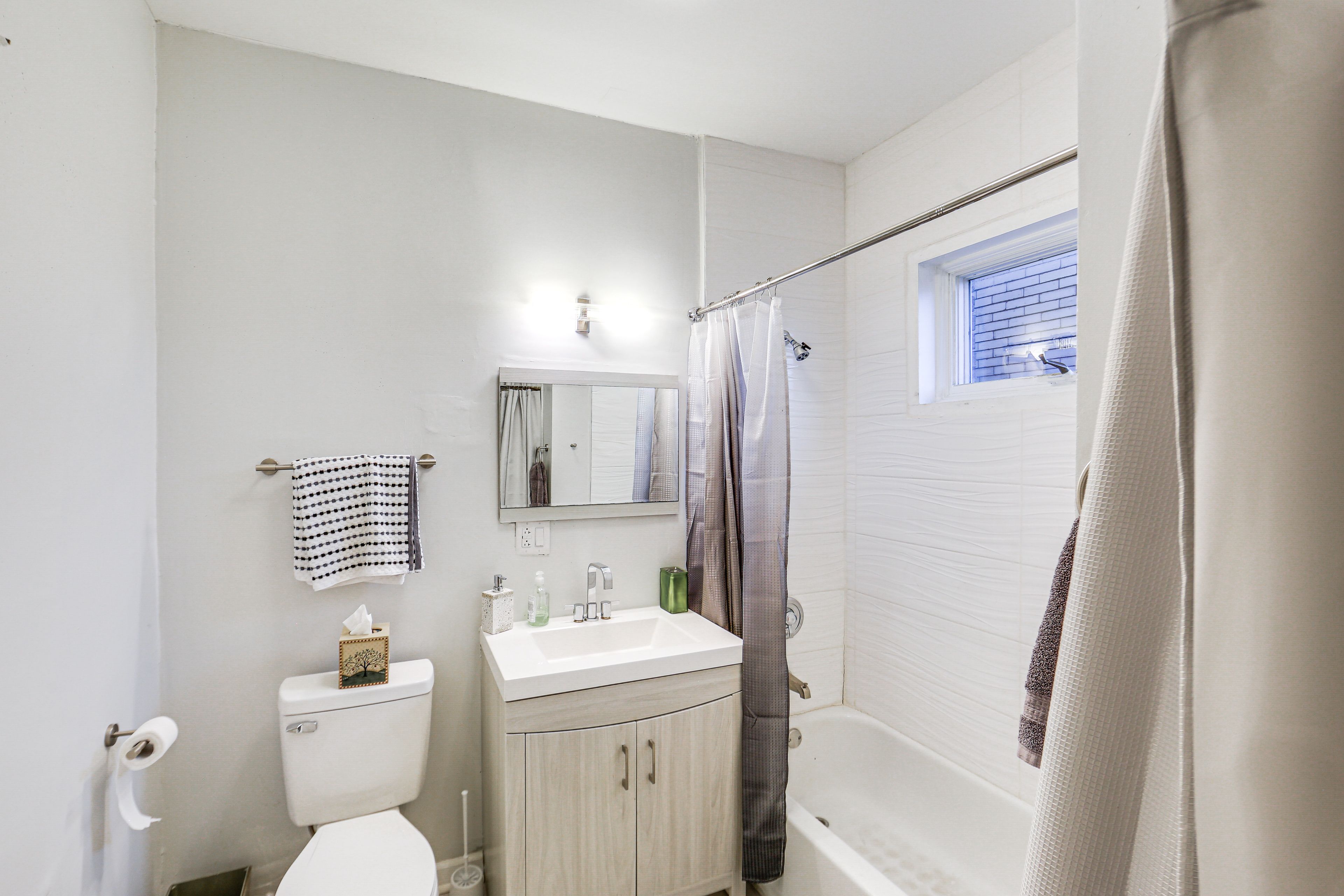 Full Bathroom | Complimentary Toiletries