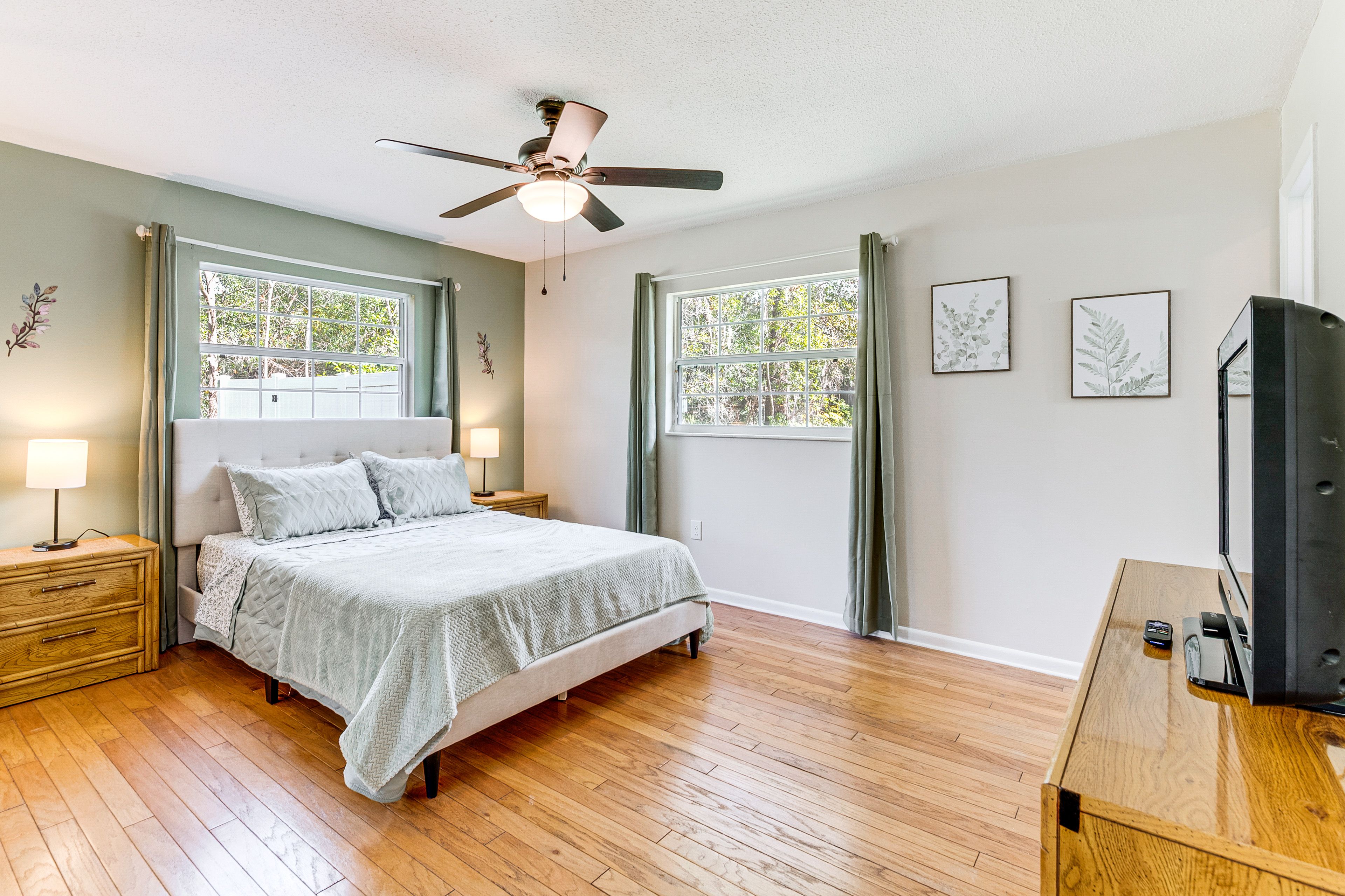 Bedroom 1 | Queen Bed