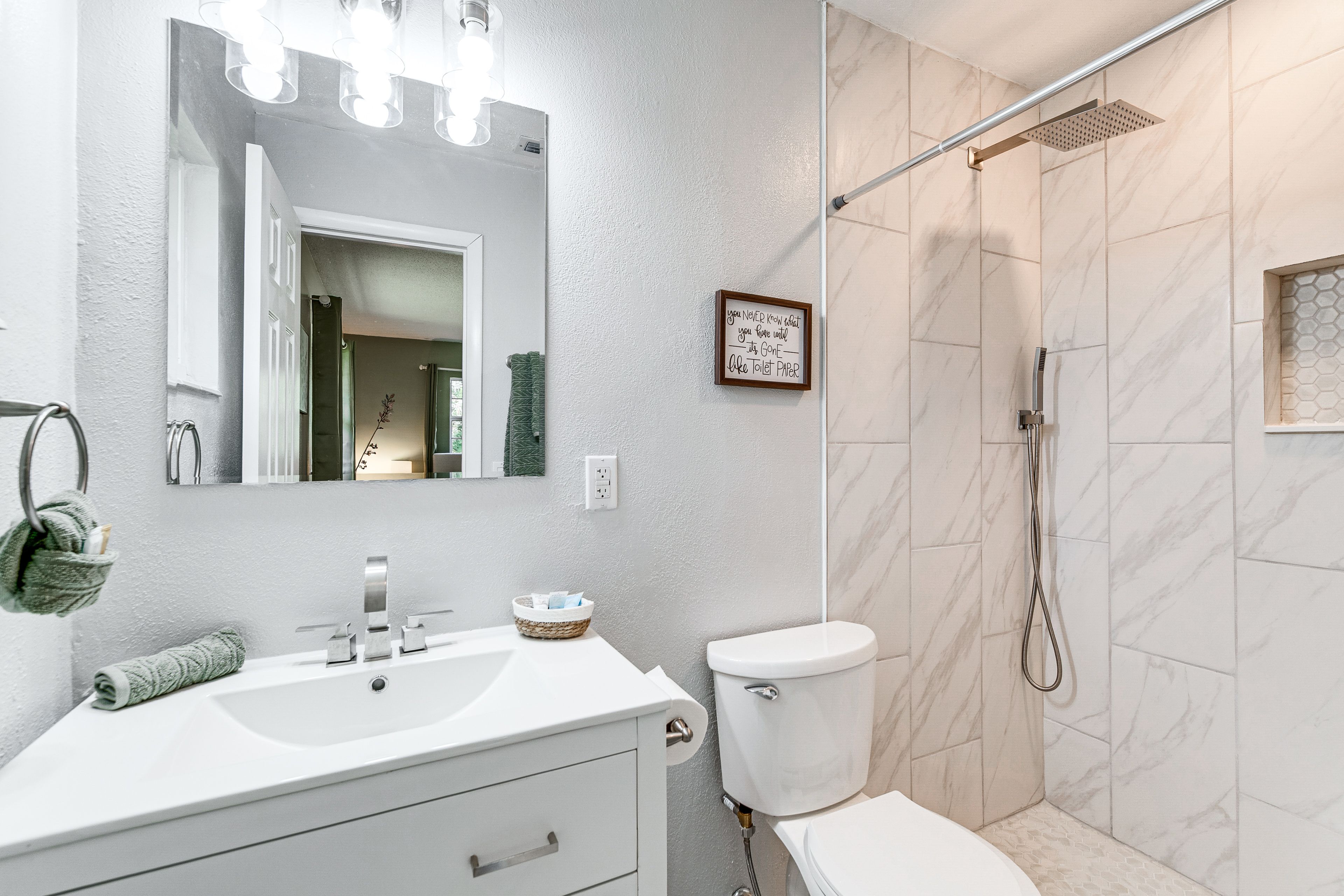 Full Bathroom | Towels Provided