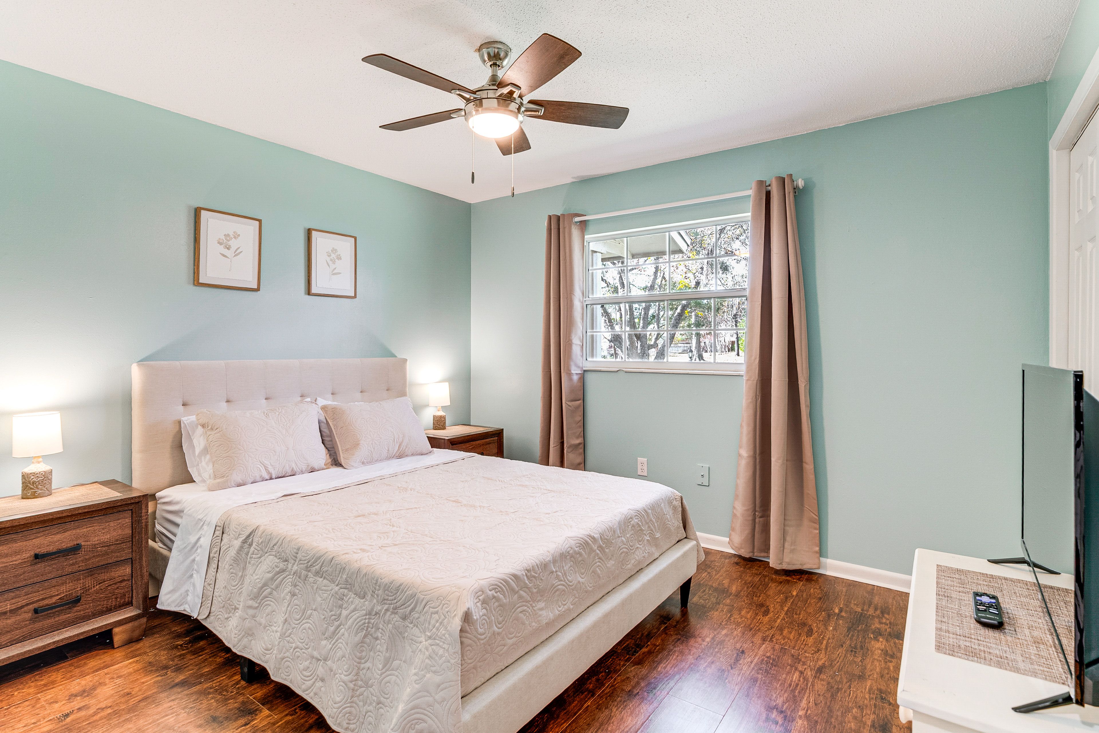 Bedroom 3 | Queen Bed