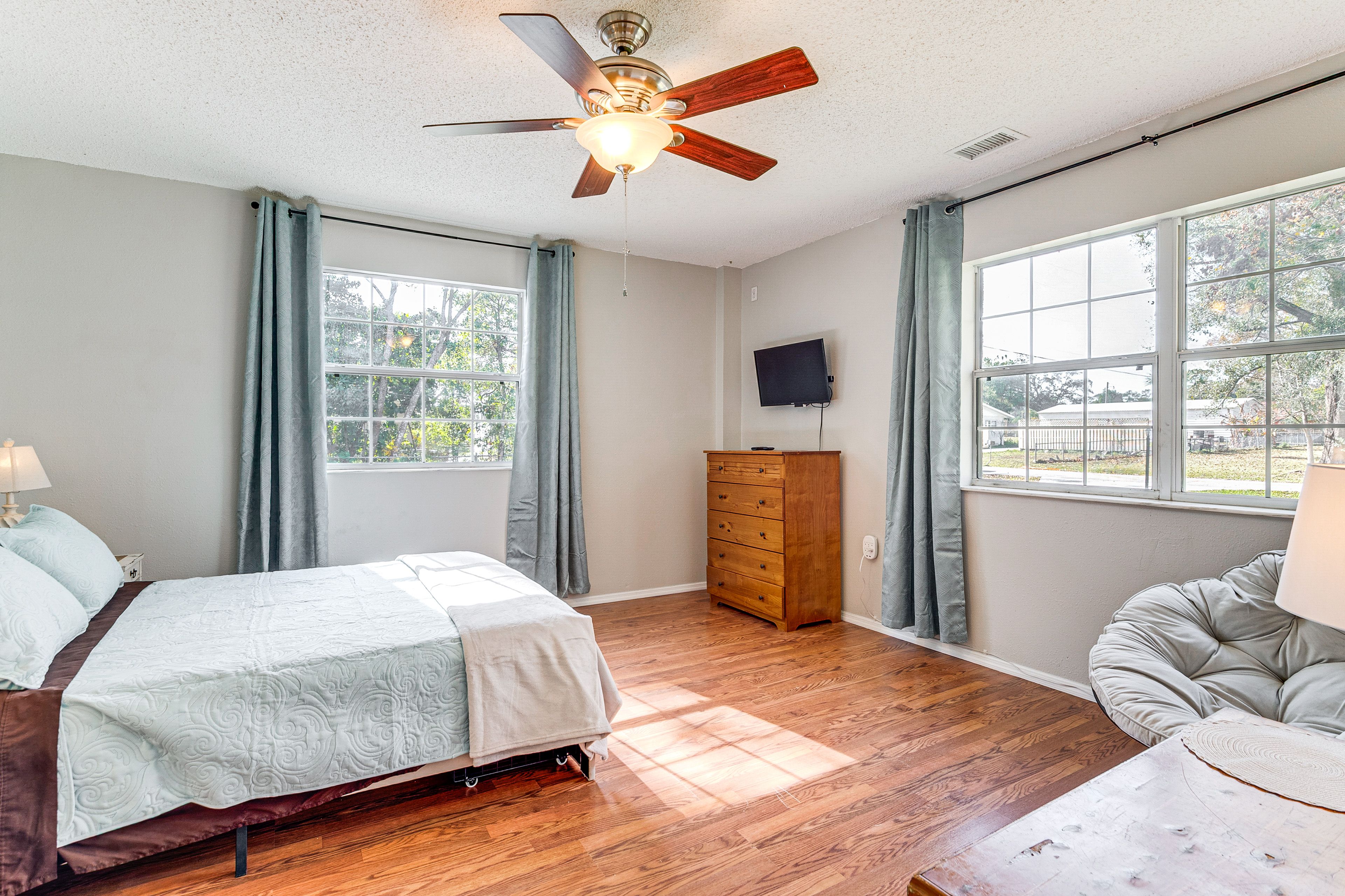 Bedroom 4 | Queen Bed