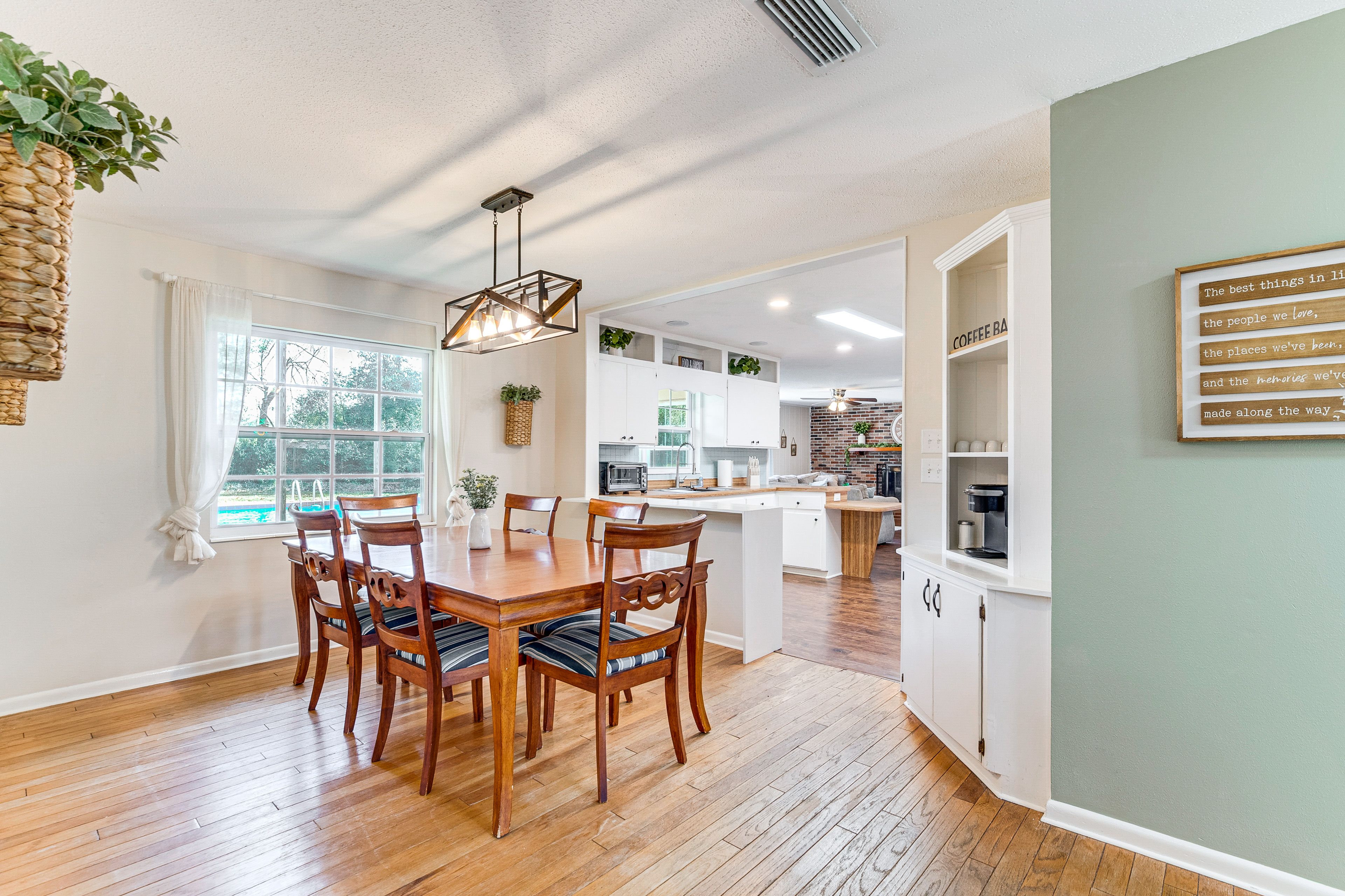 Property Interior | Central A/C & Heating | Free WiFi