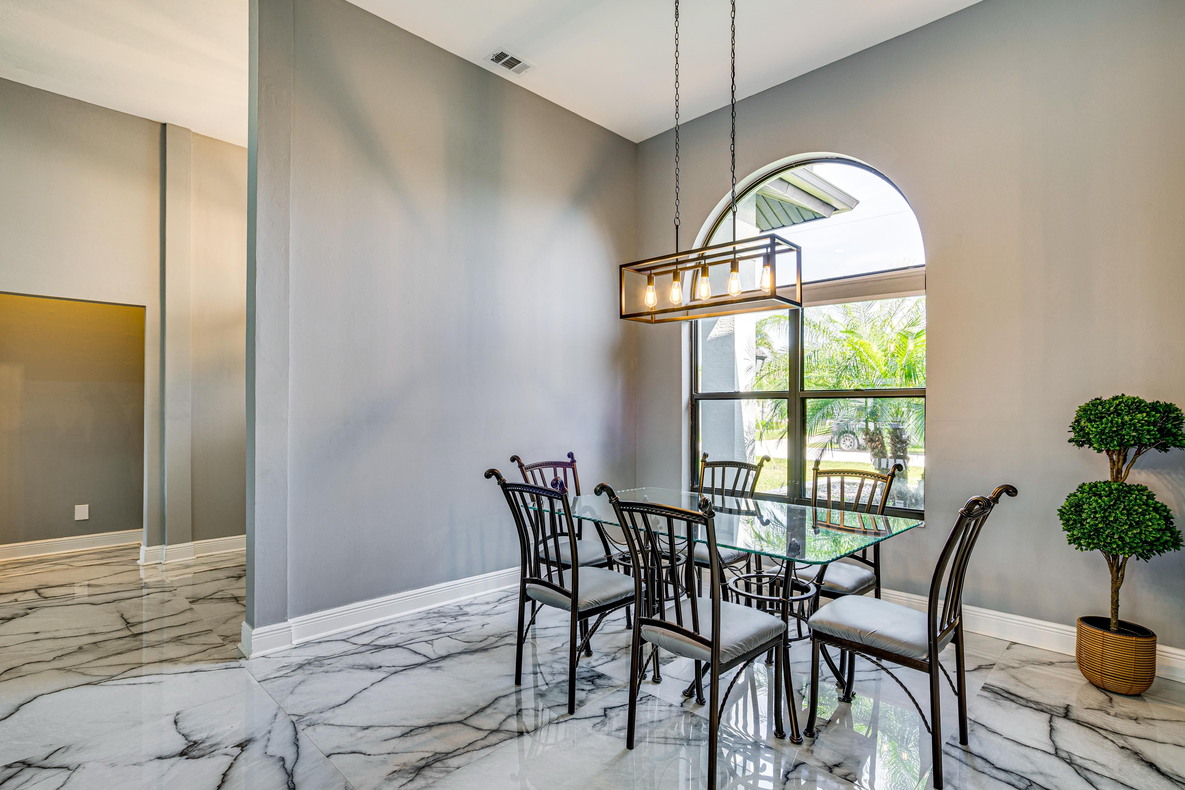 Dining Area | Dishes & Flatware Provided