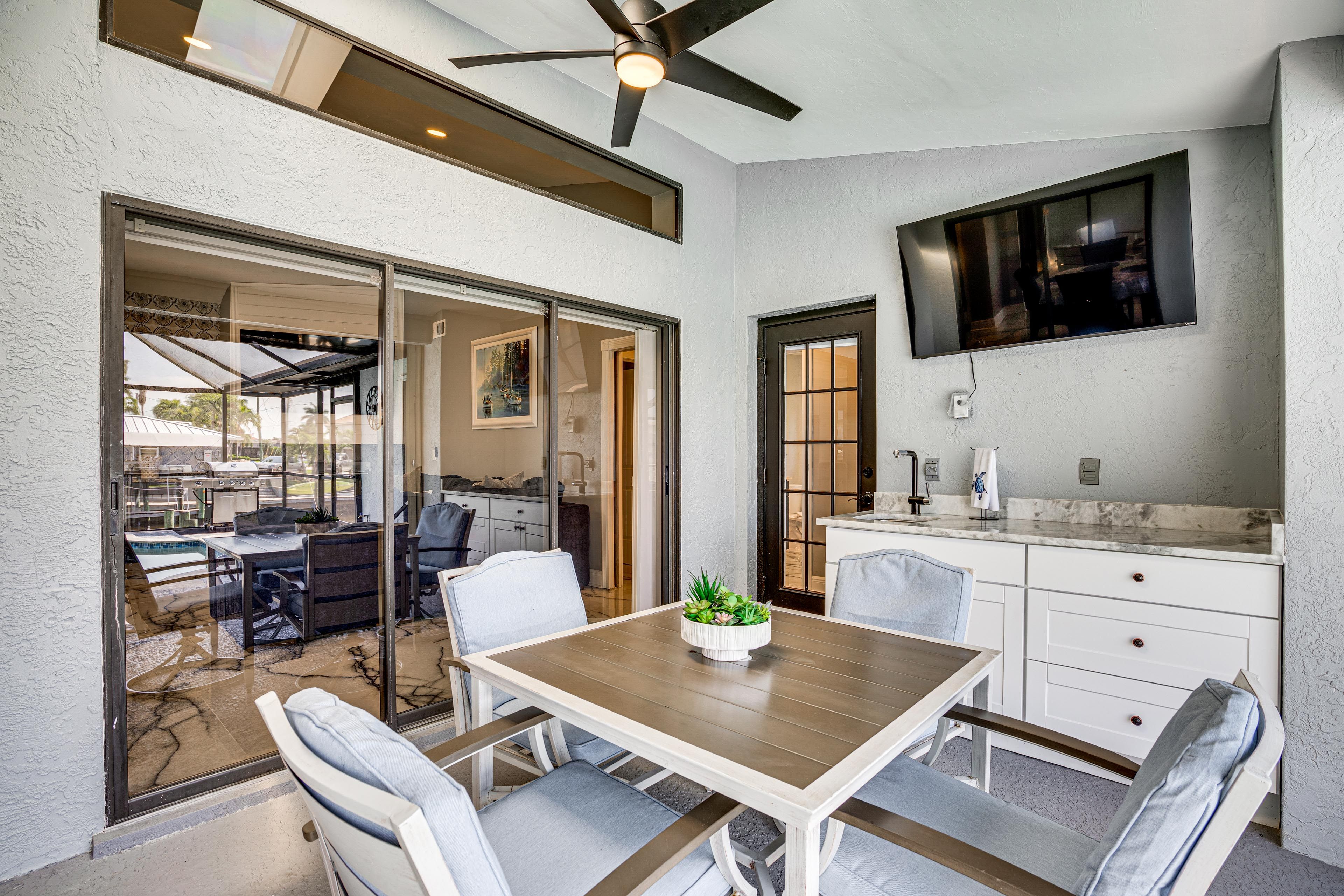 Covered Patio | Outdoor Dining | Flat-Screen TV