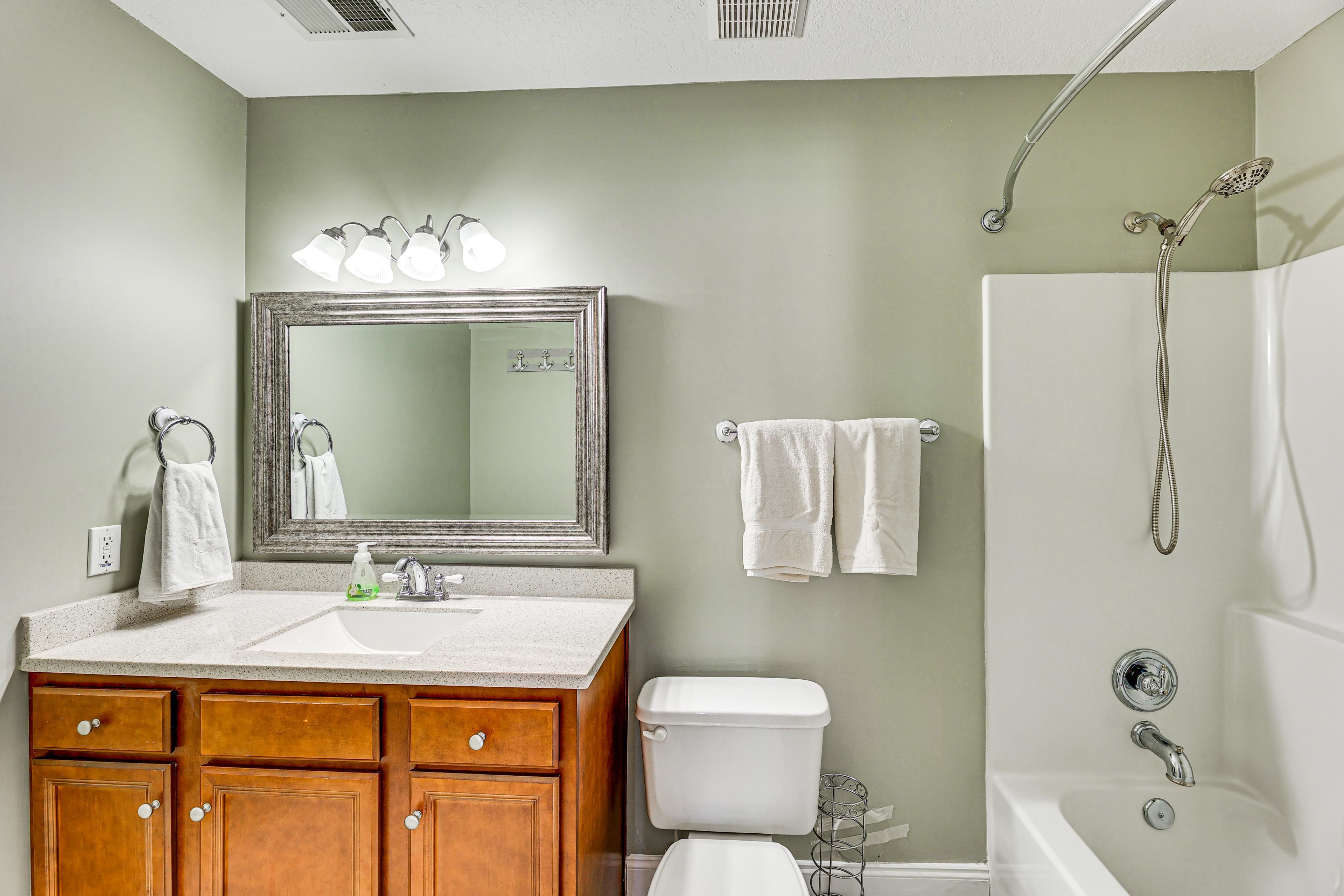 Full Bathroom | Towels Provided