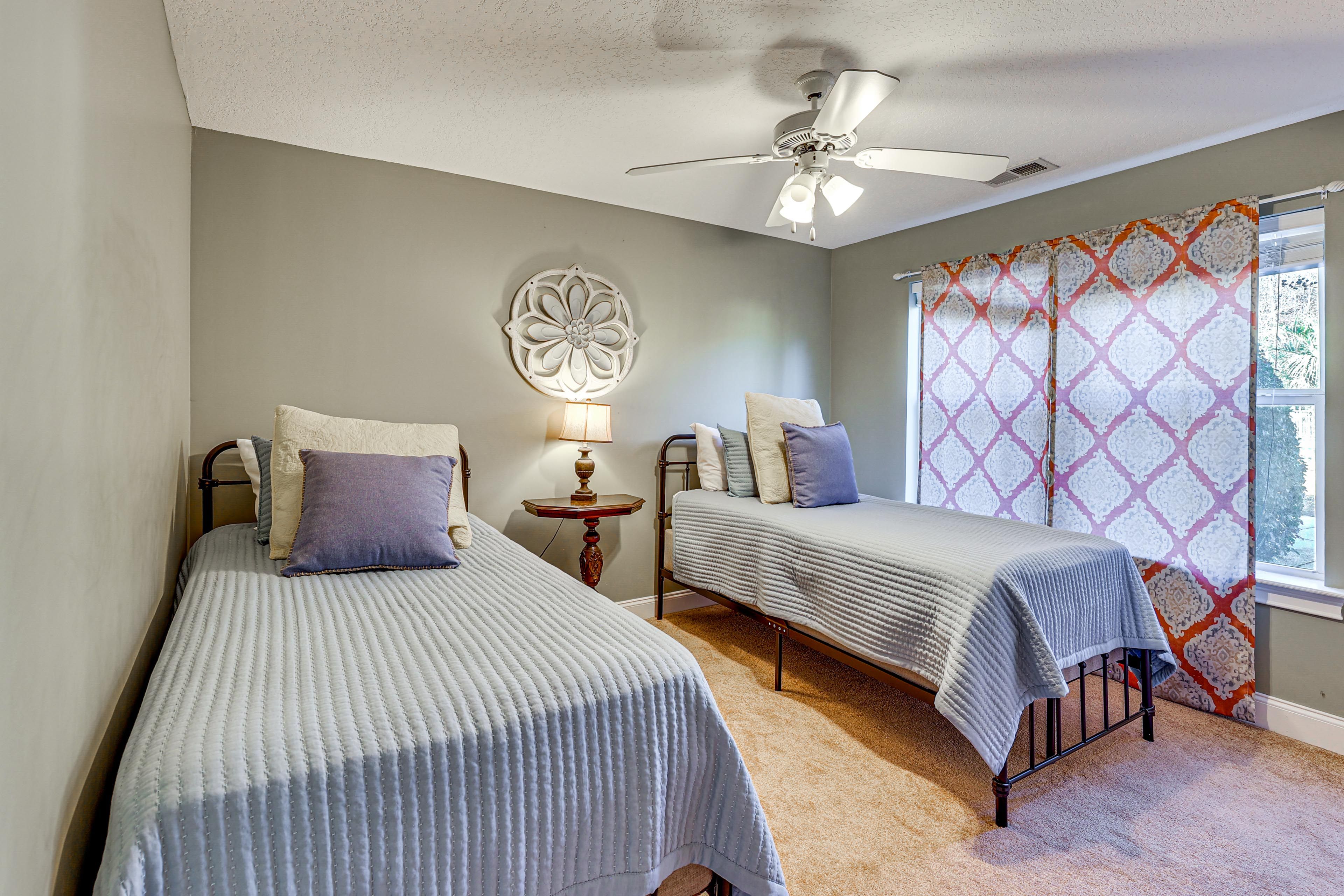 Bedroom 3 | 2 Twin Beds | Smart TV