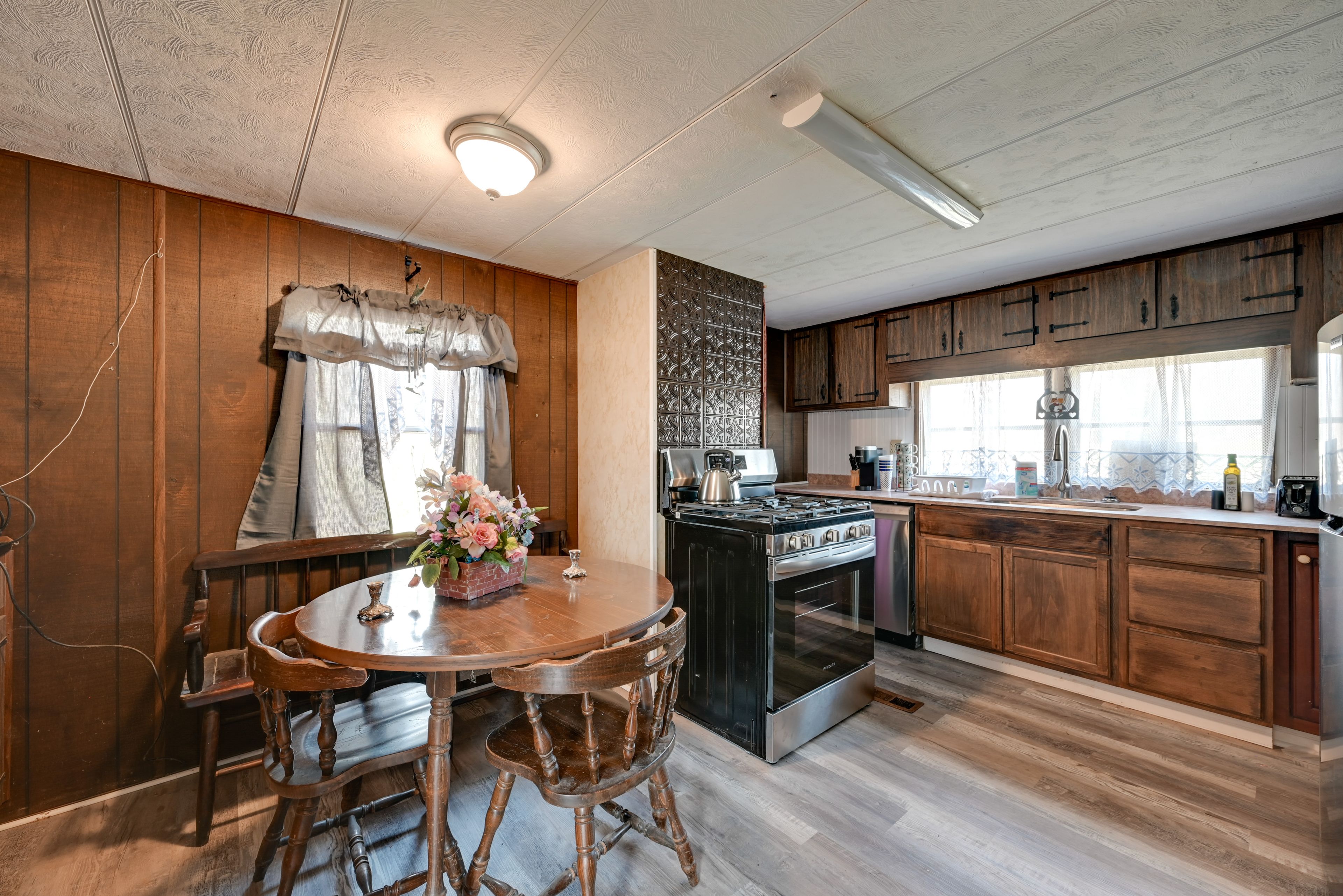 Kitchen & Dining Area