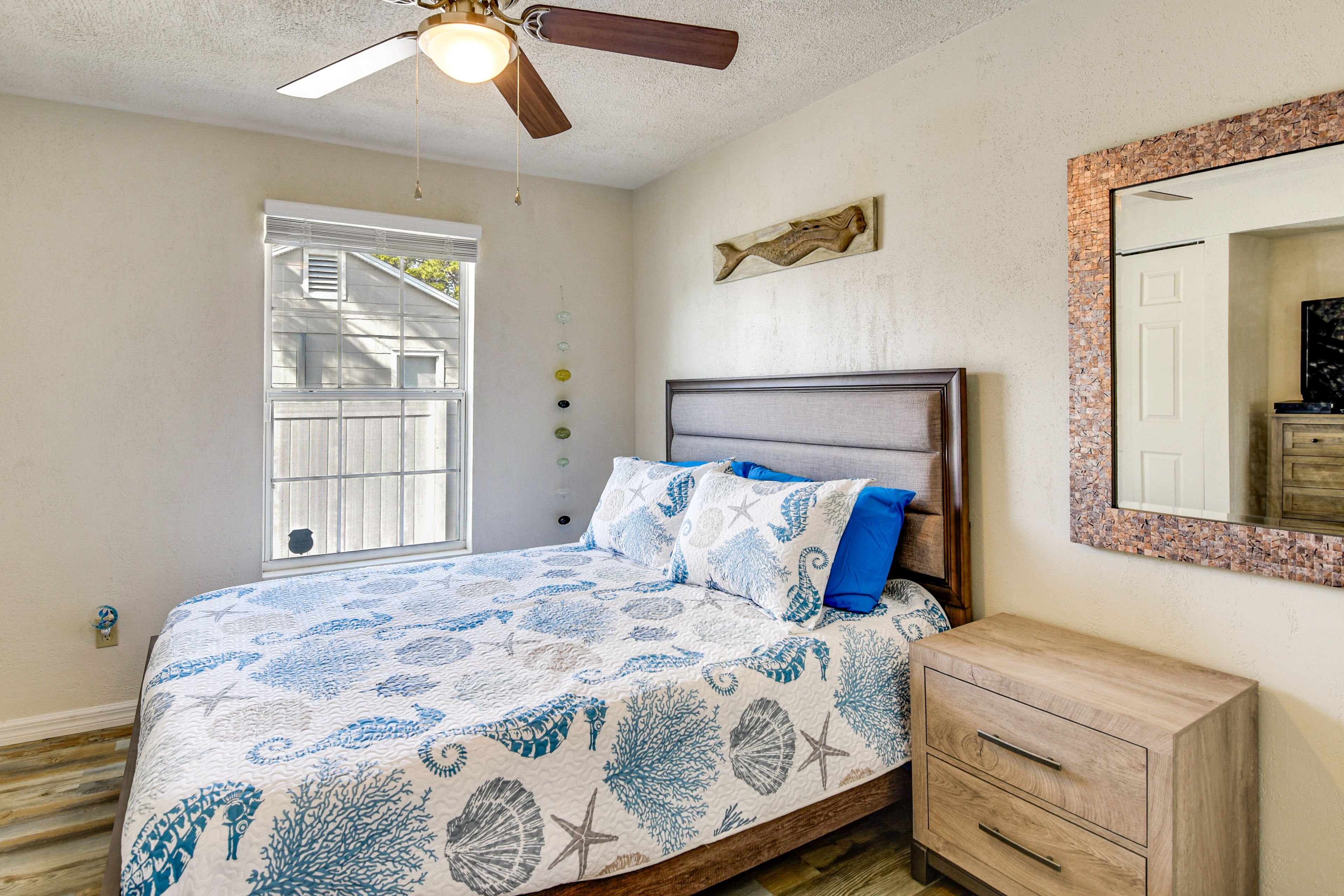 Bedroom 1 | Queen Bed