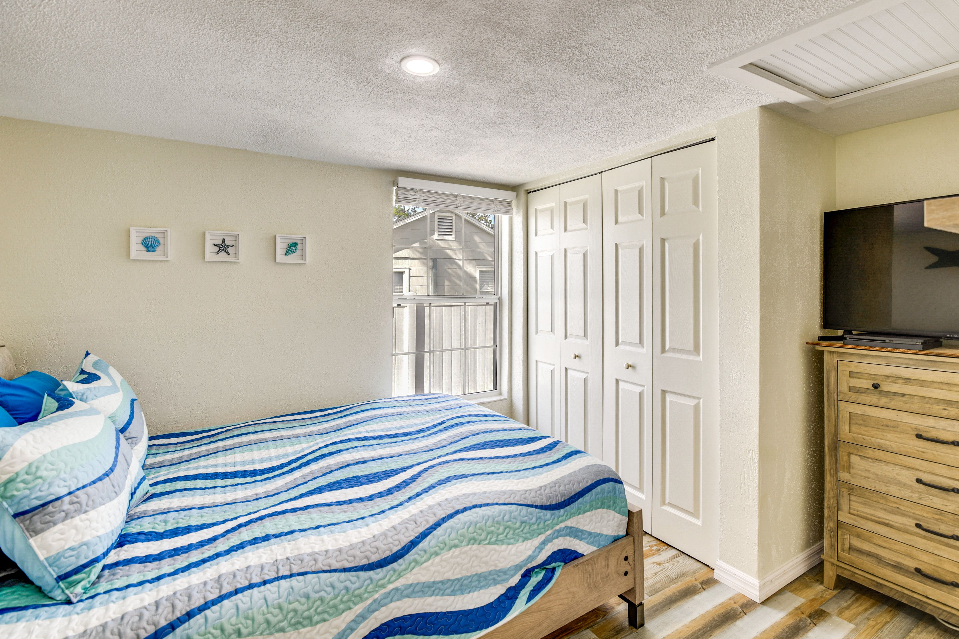 Bedroom 2 | Queen Bed