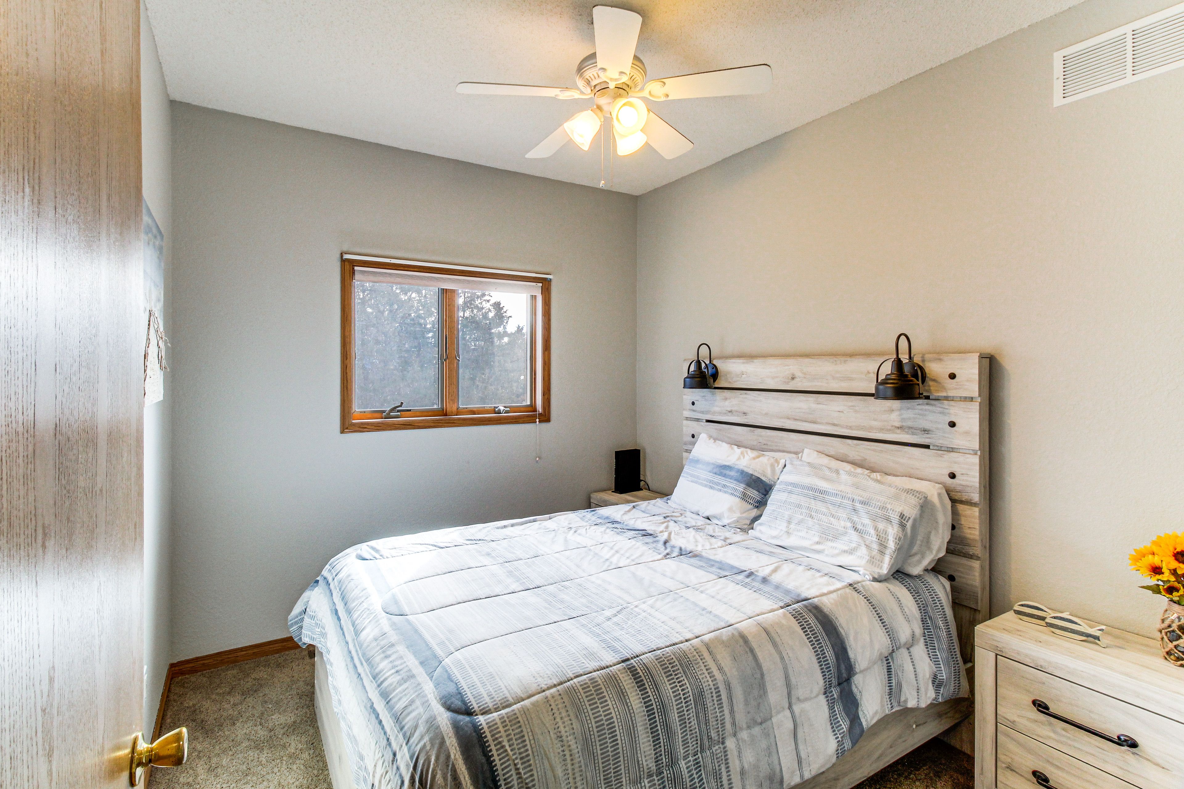 Bedroom 2 | Queen Bed | Main Floor