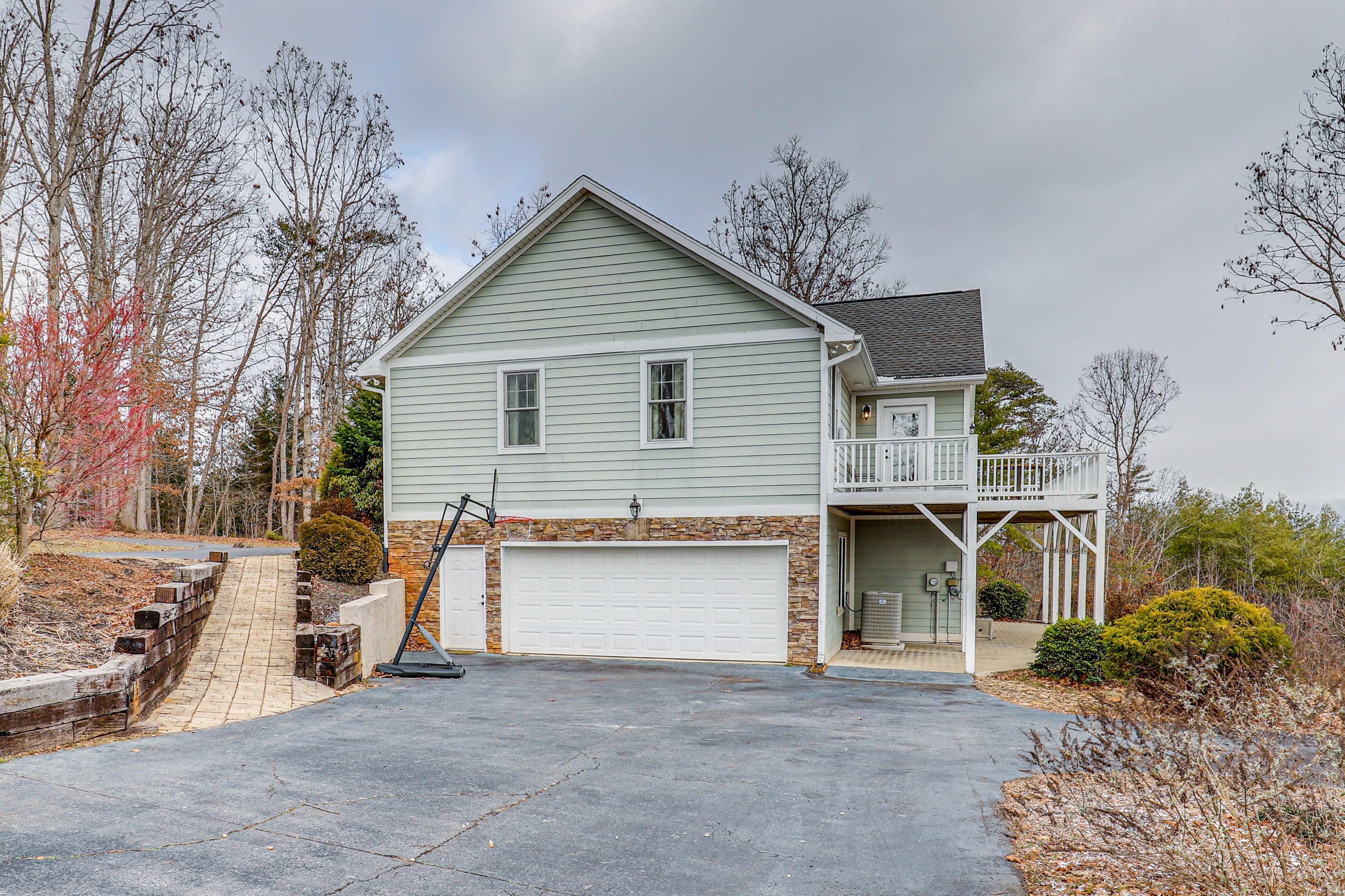 Parking | Garage (2 Vehicles) | Driveway (4 Vehicles)