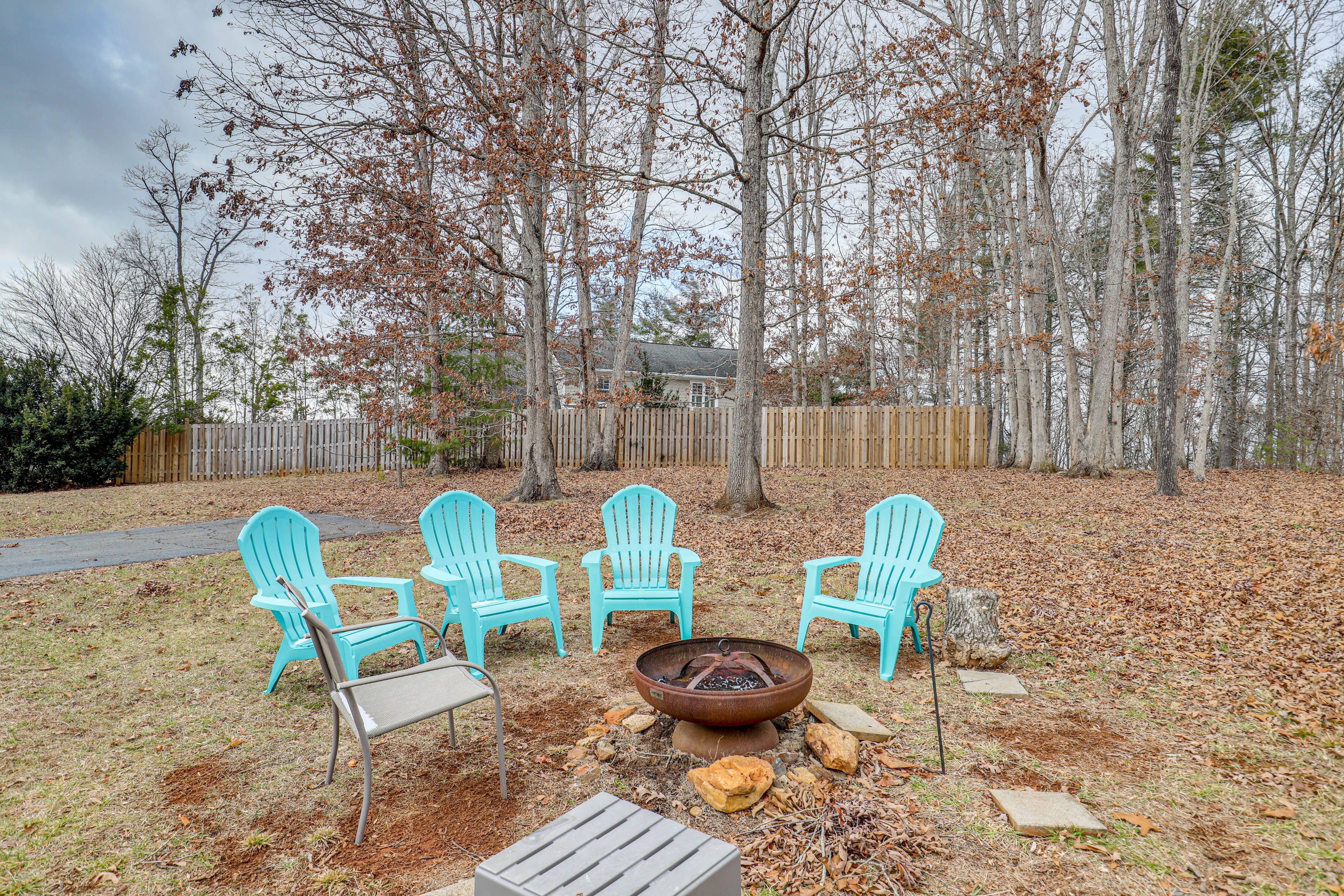 House Exterior | Fire Pit | Private Yard