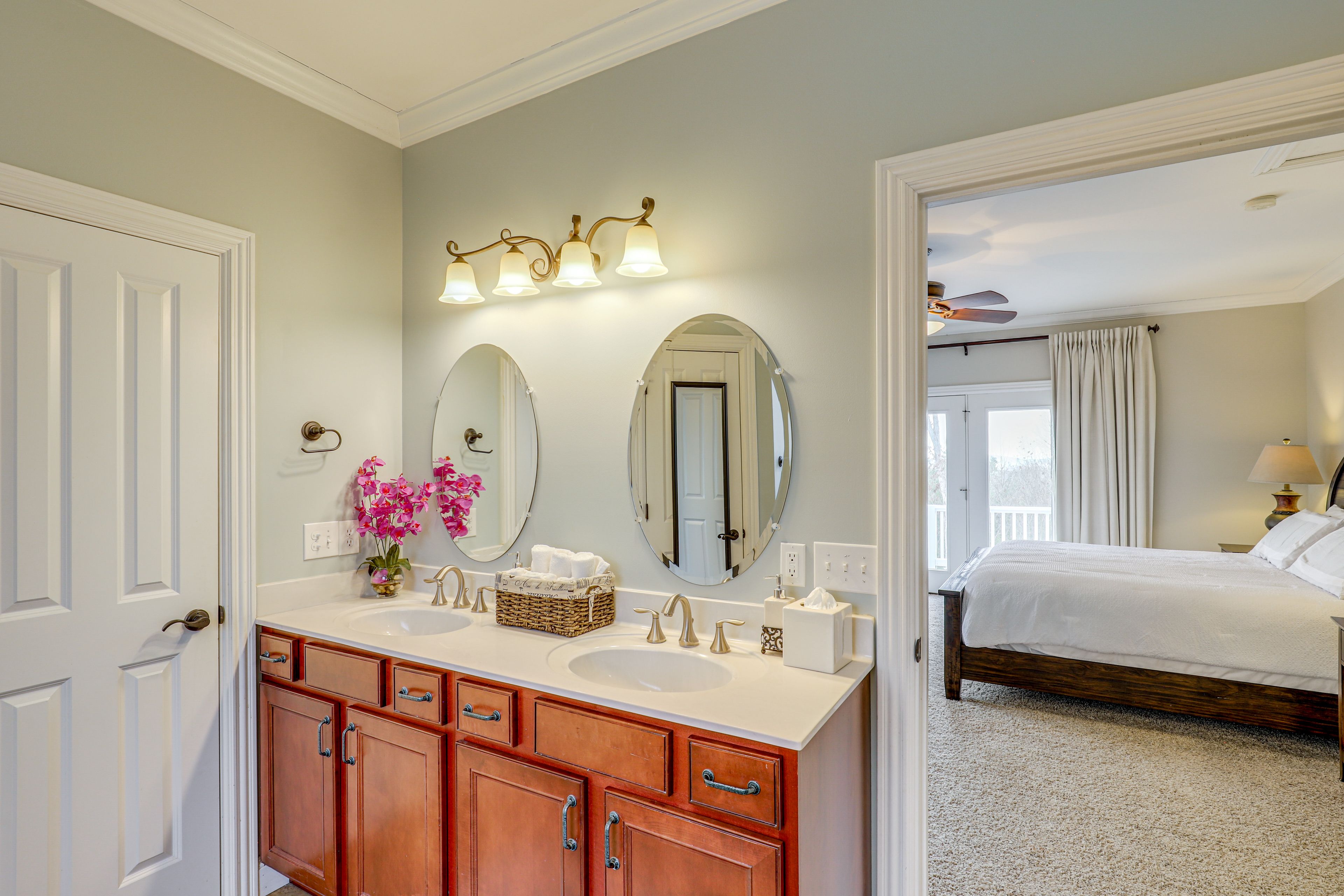 Full Bathroom | Towels Provided | Jetted Tub | Main Floor