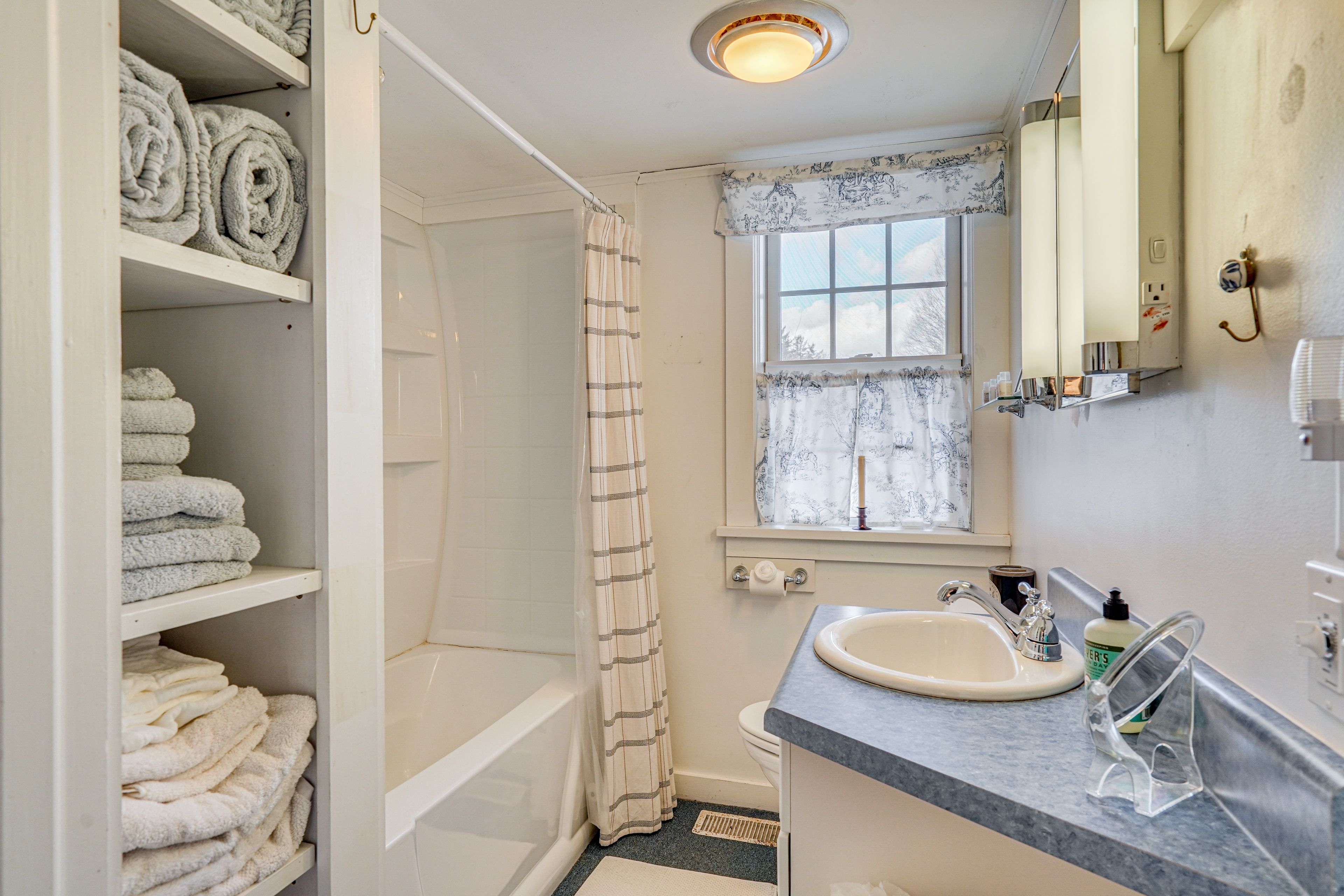 Full Bathroom | Towels Provided | Complimentary Toiletries | 1st Floor