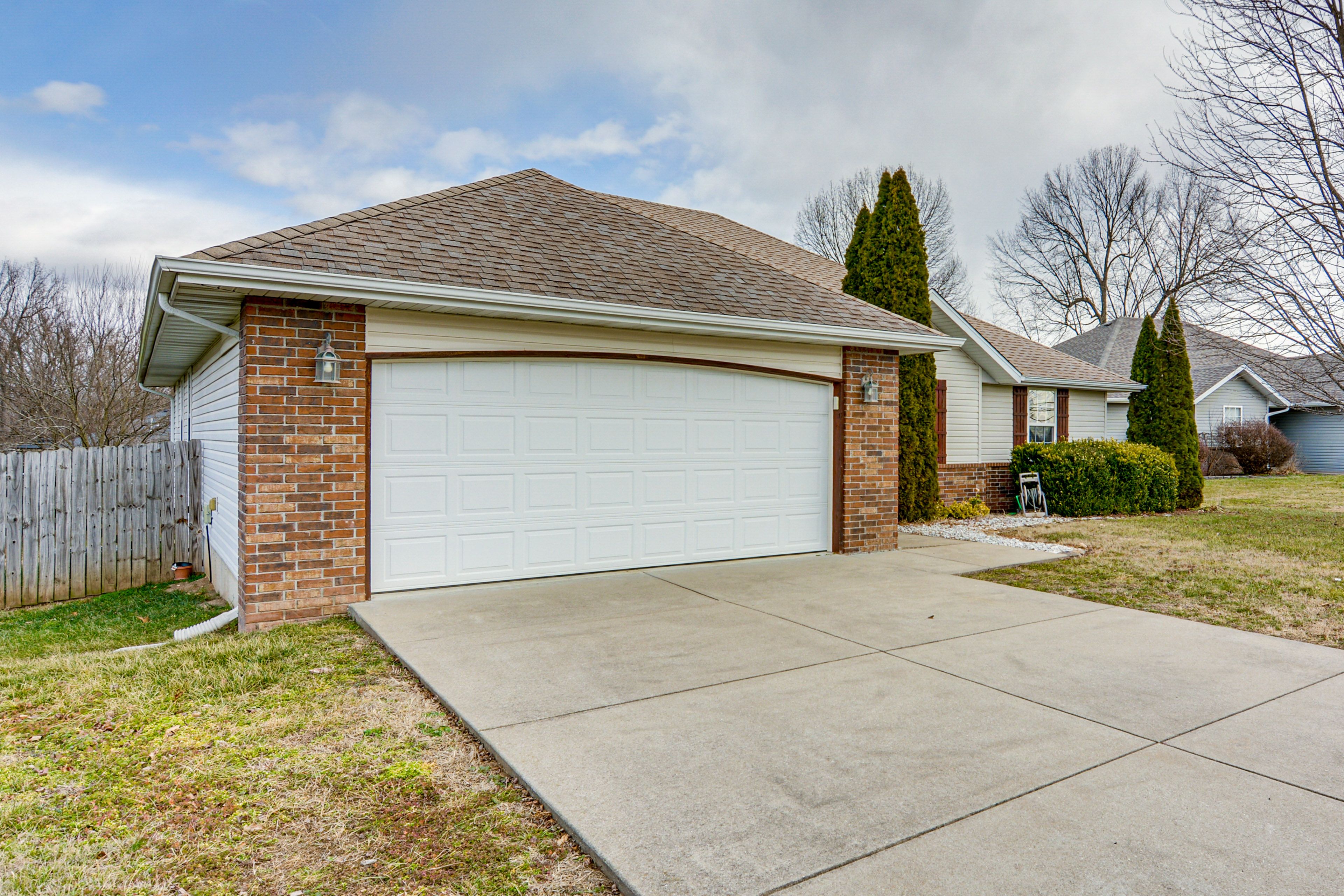 Parking | Garage (2 Vehicles) | Driveway (2 Vehicles)