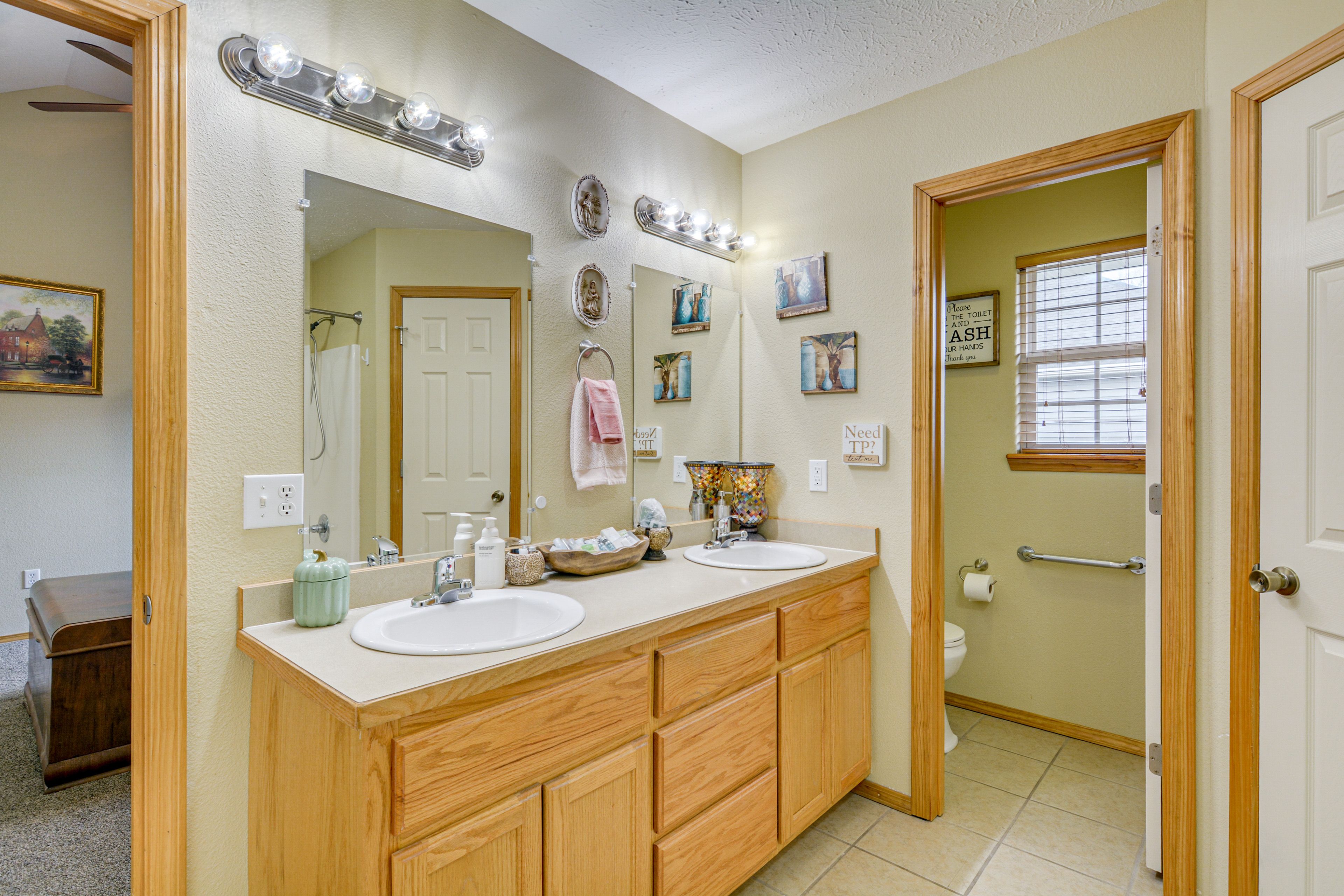 Full Bathroom | Towels Provided