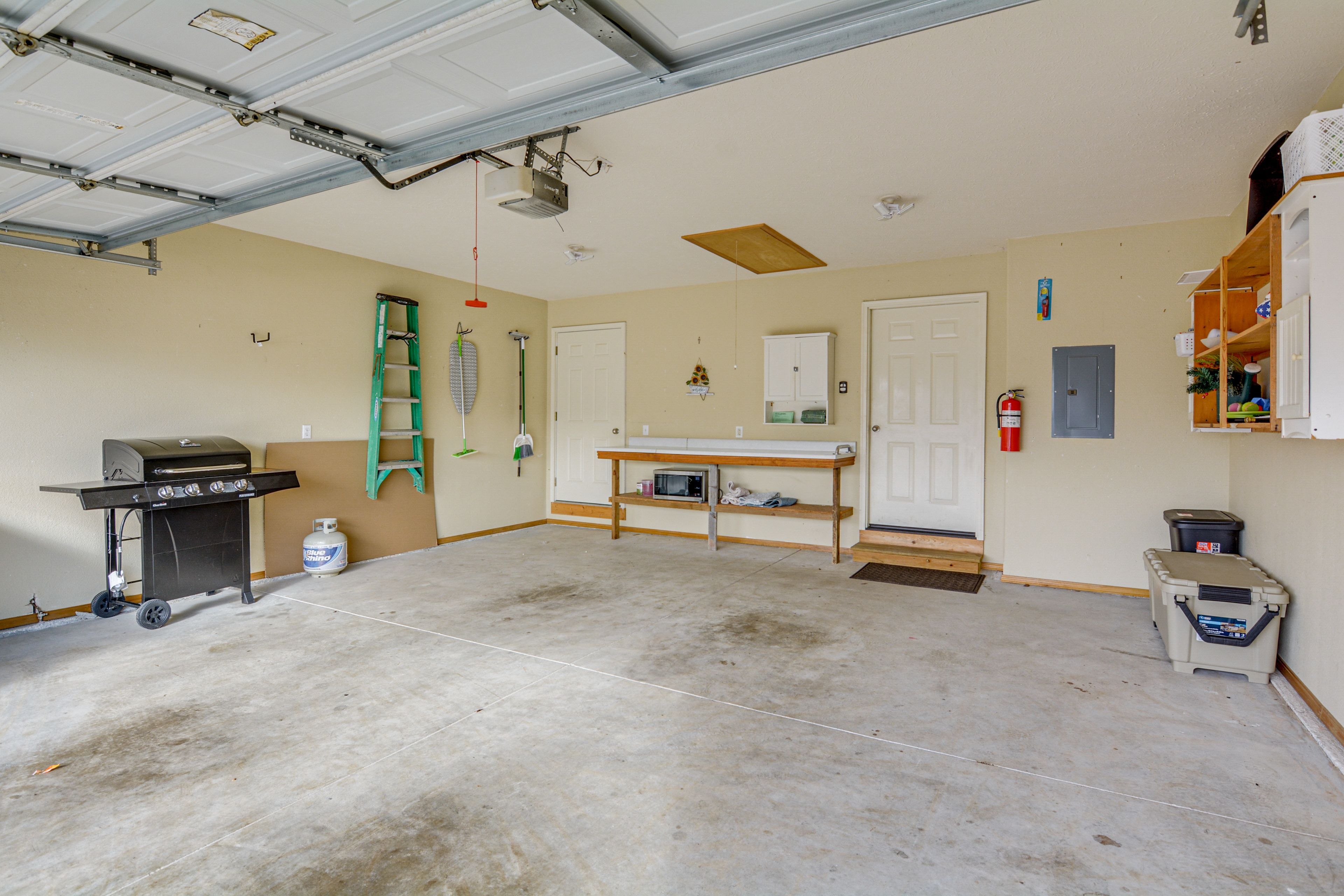 House Exterior | Garage | Gas Grill