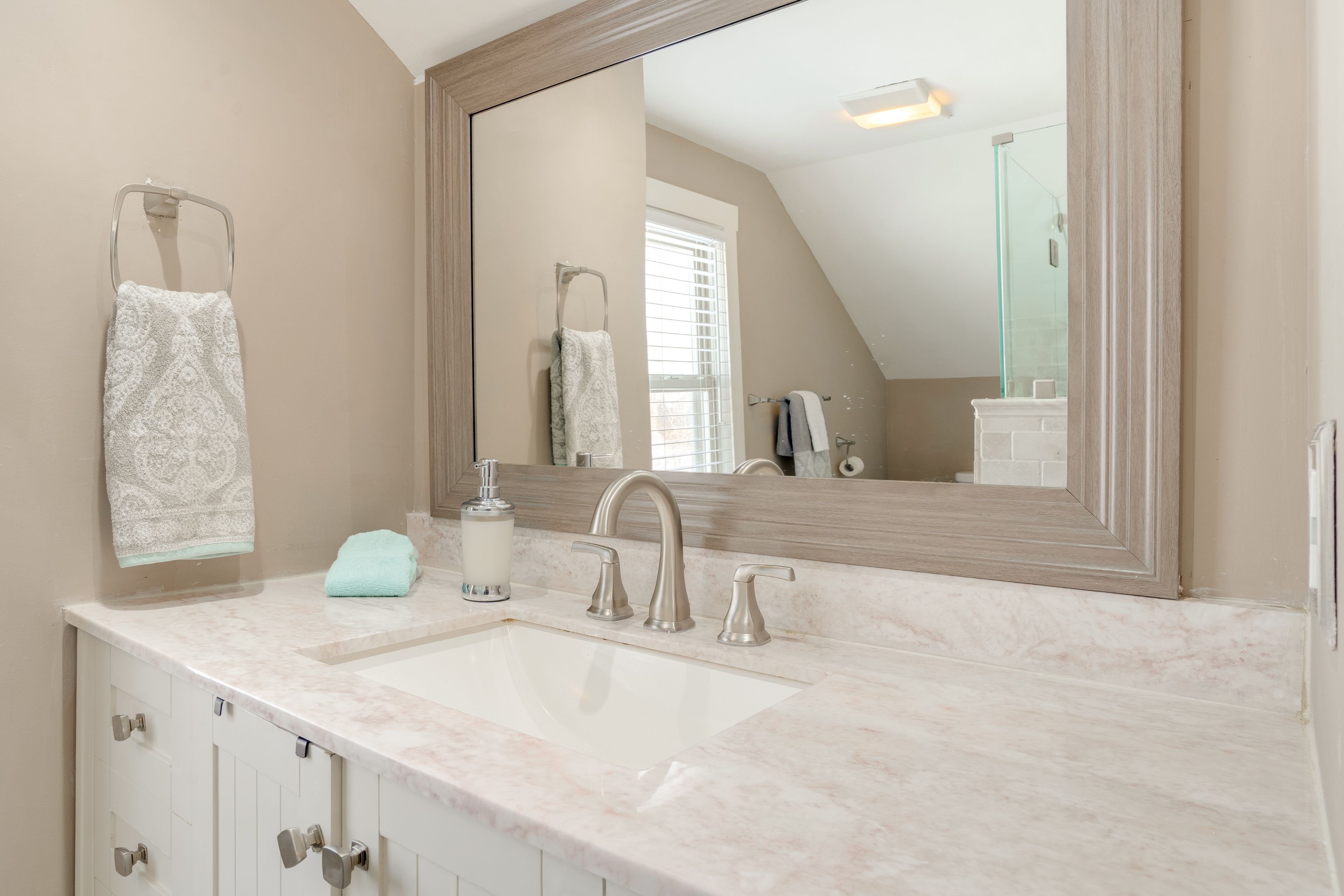 Full Bathroom | 2nd Floor