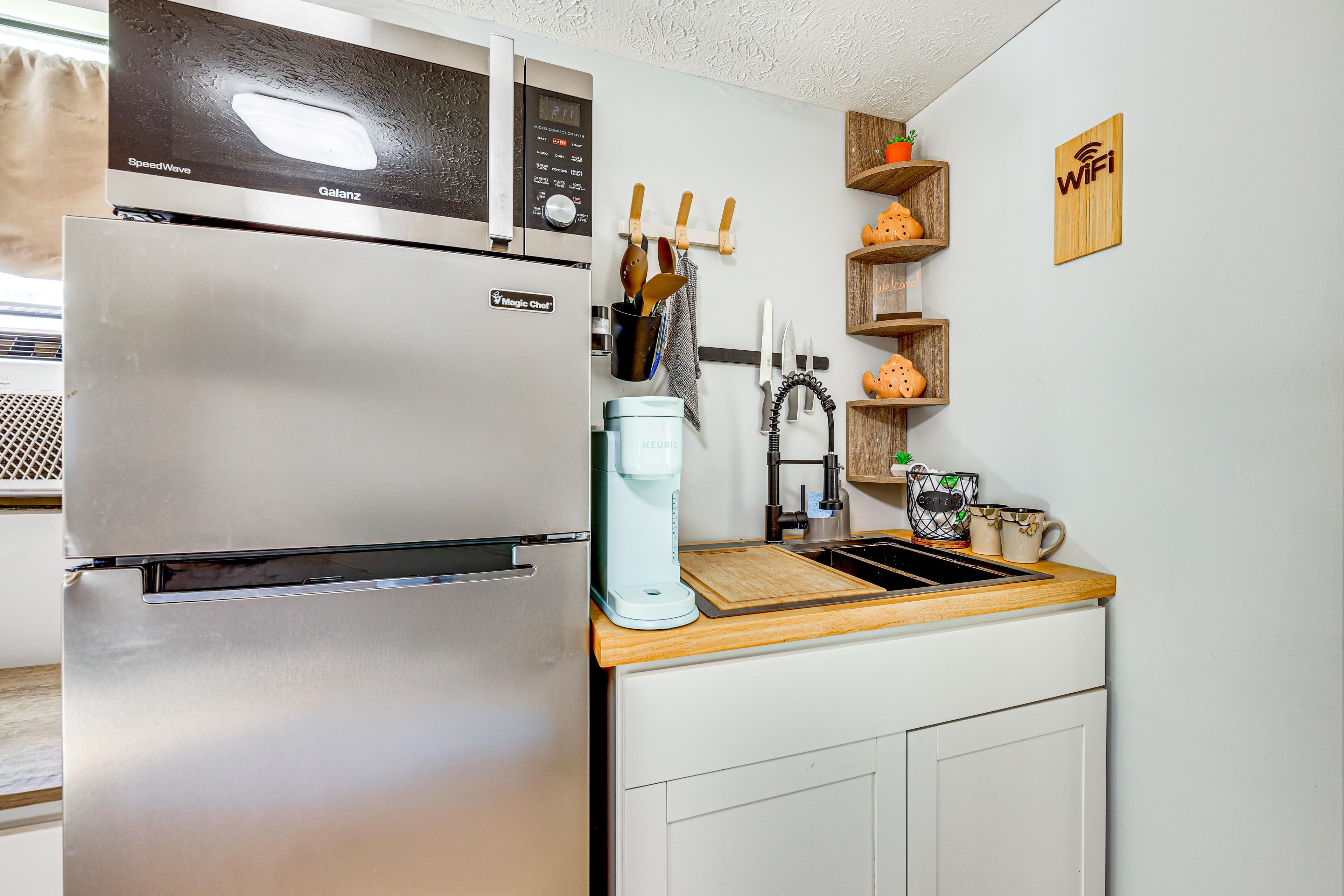 Kitchenette | Dishware & Flatware