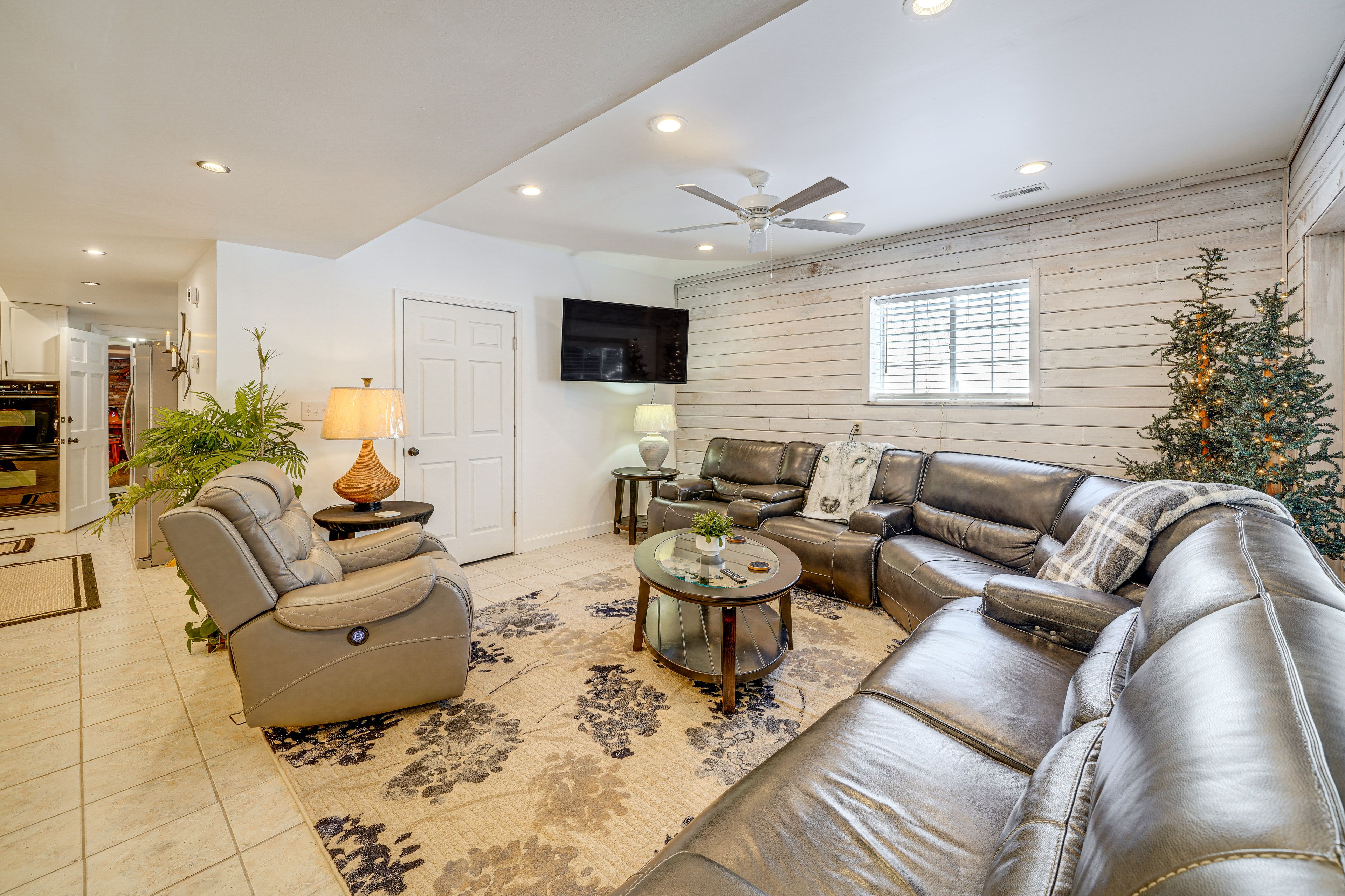 Belle Vacation Rental | 2BR | 1BA | 900 Sq Ft | Step-Free Access