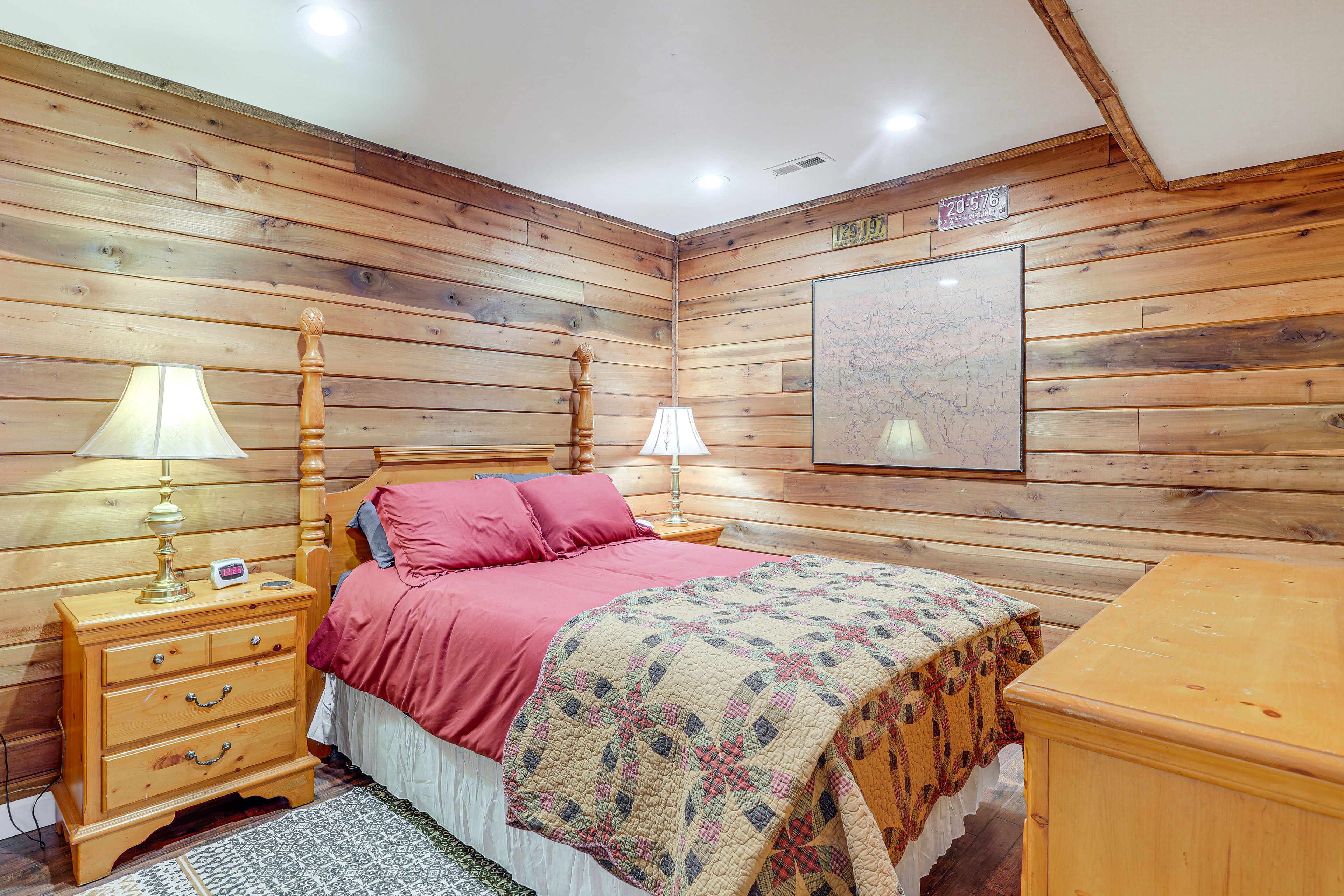 Bedroom 1 | Queen Bed