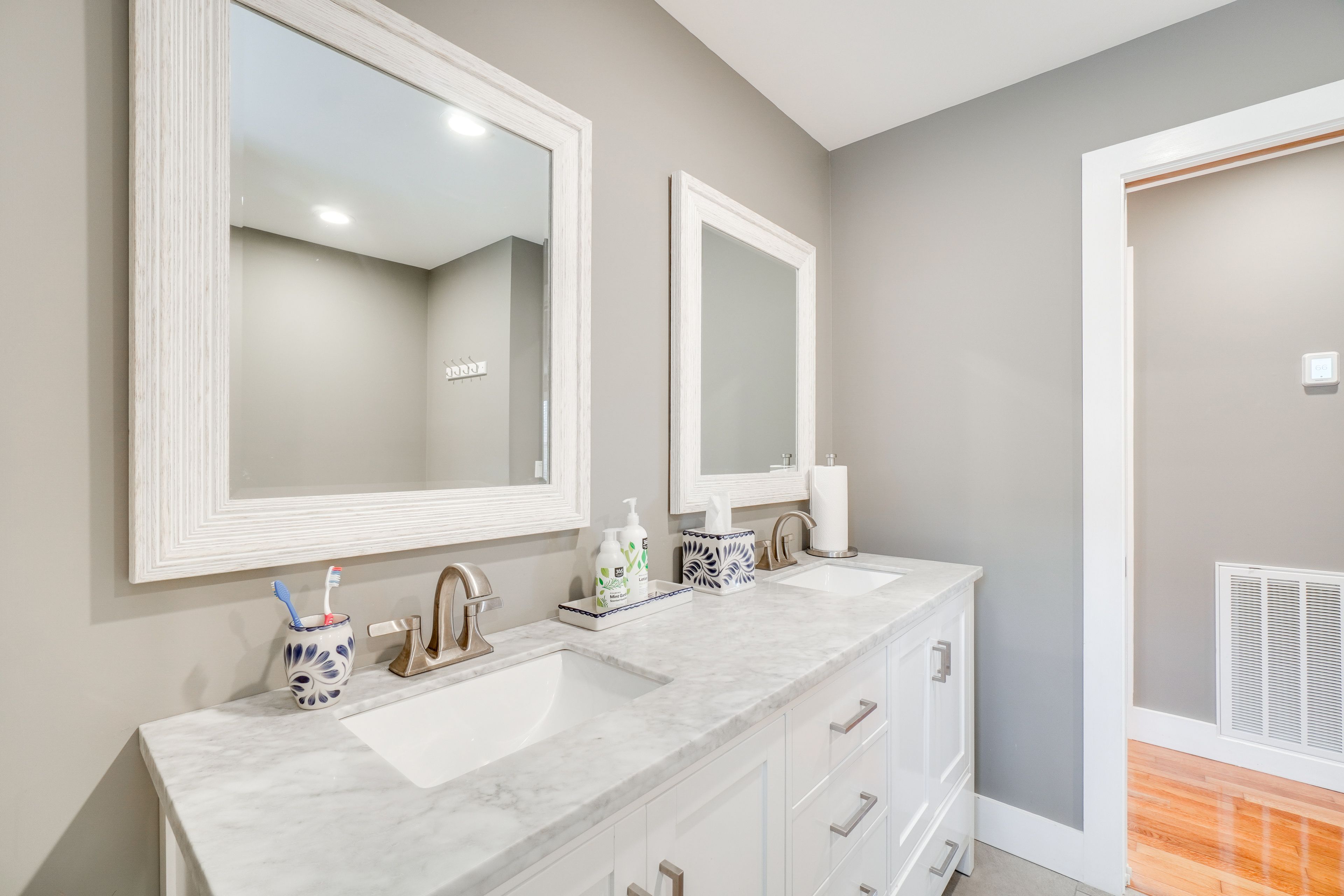 Full Bathroom | Towels Provided | 2nd Floor