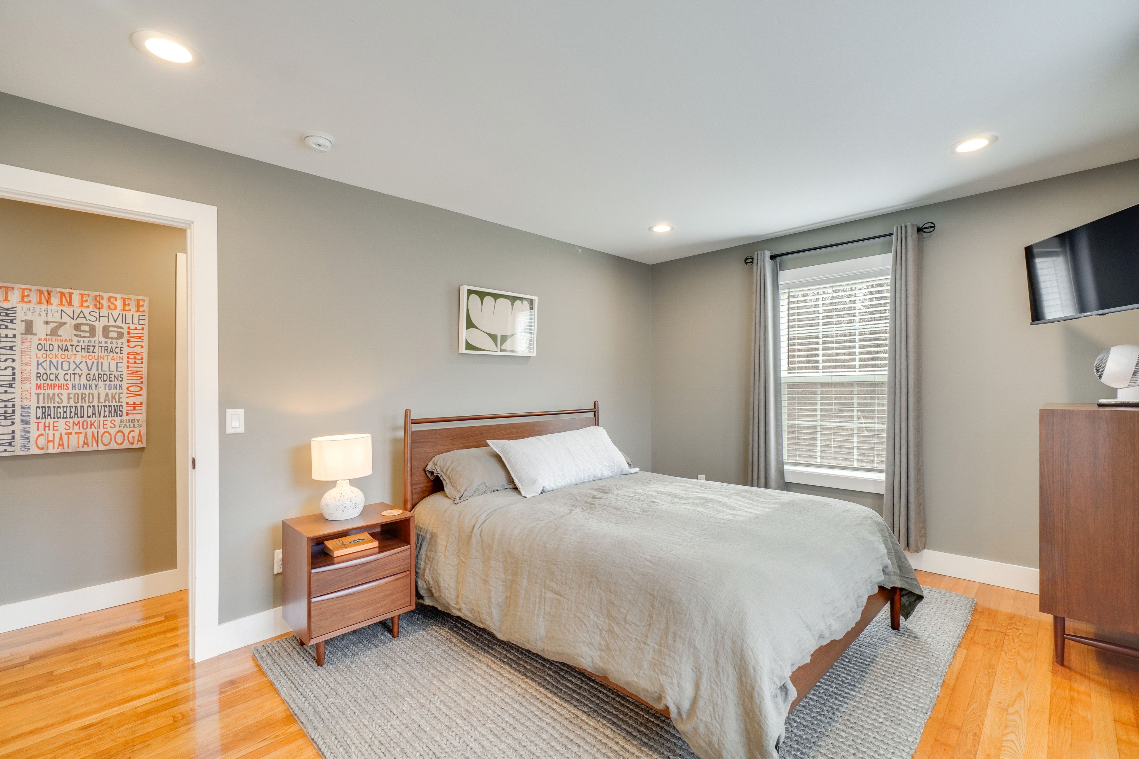 Bedroom 1 | Queen Bed | Smart TV | 2nd Floor
