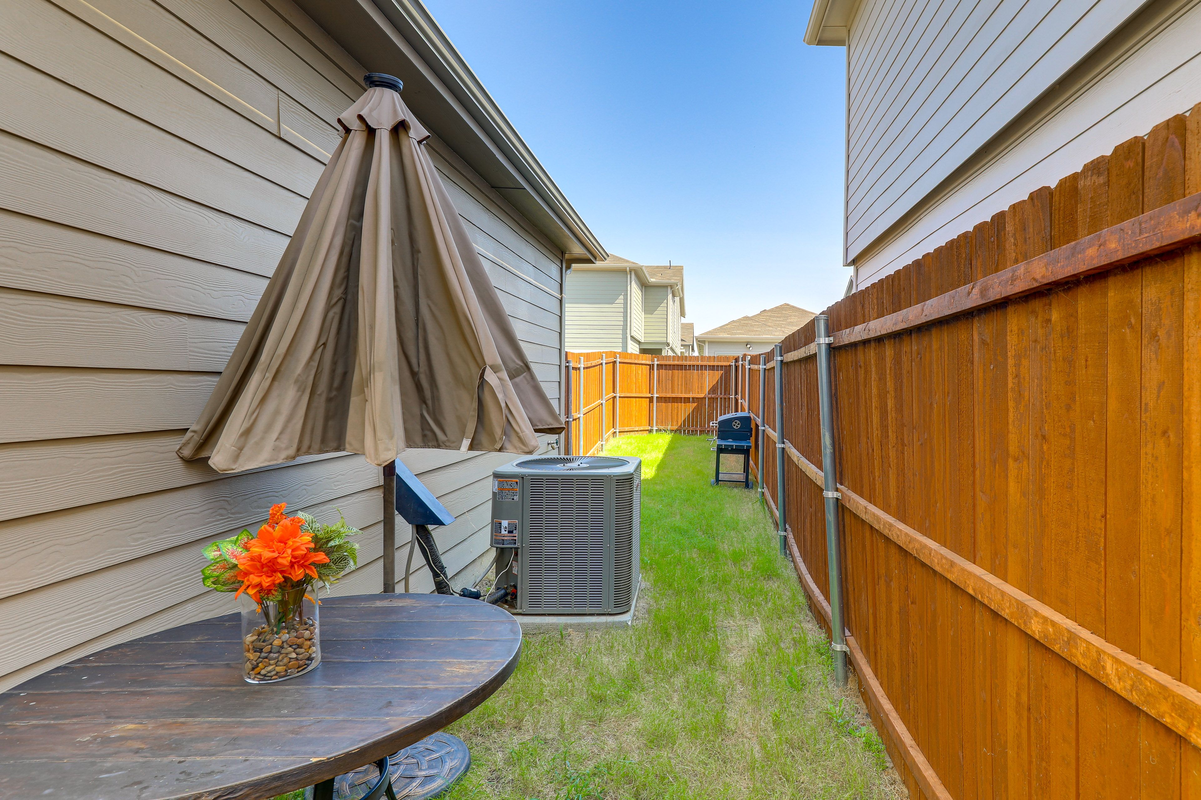 Private Yard | Outdoor Dining | Grill