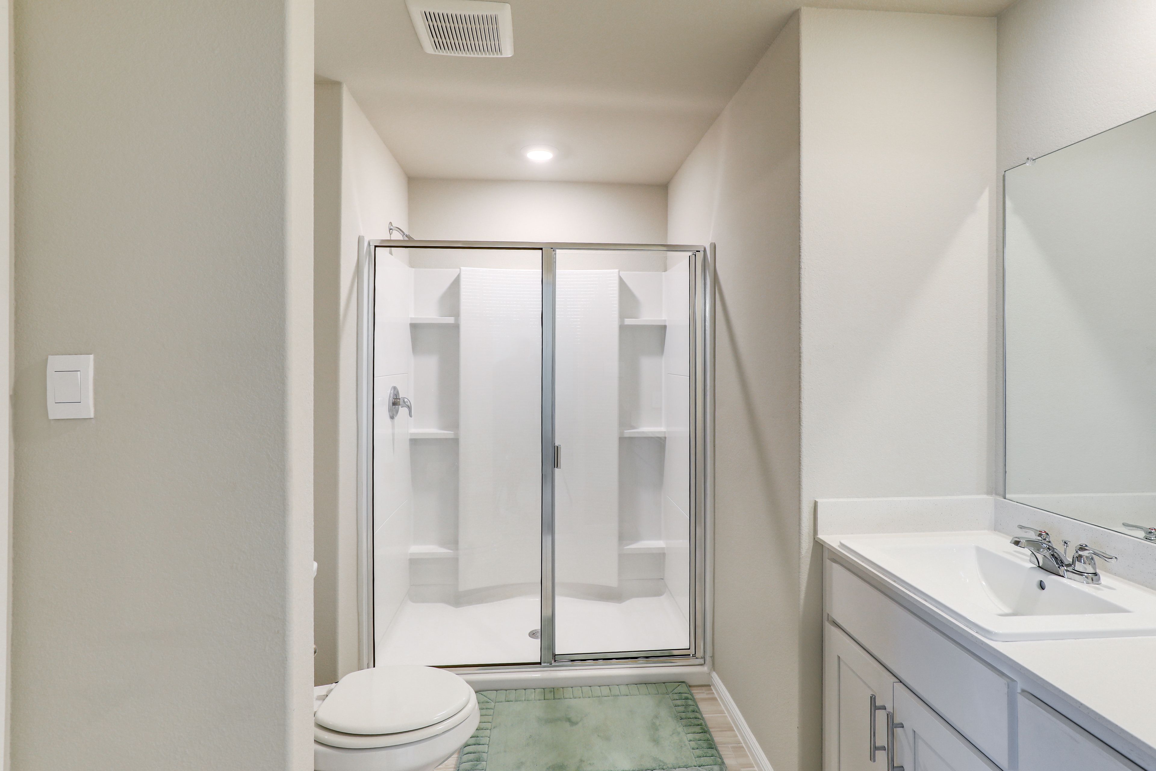 En-Suite Bathroom | Towels & Linens Provided | 2nd Floor