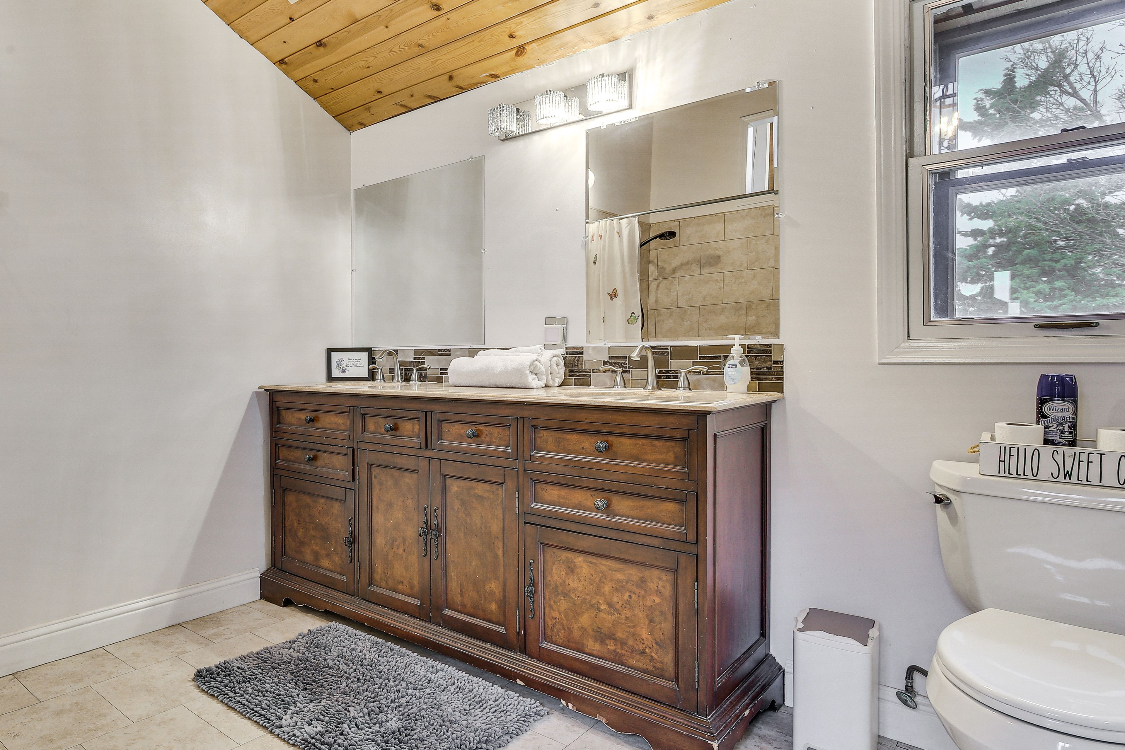Full Bathroom | 2nd Floor