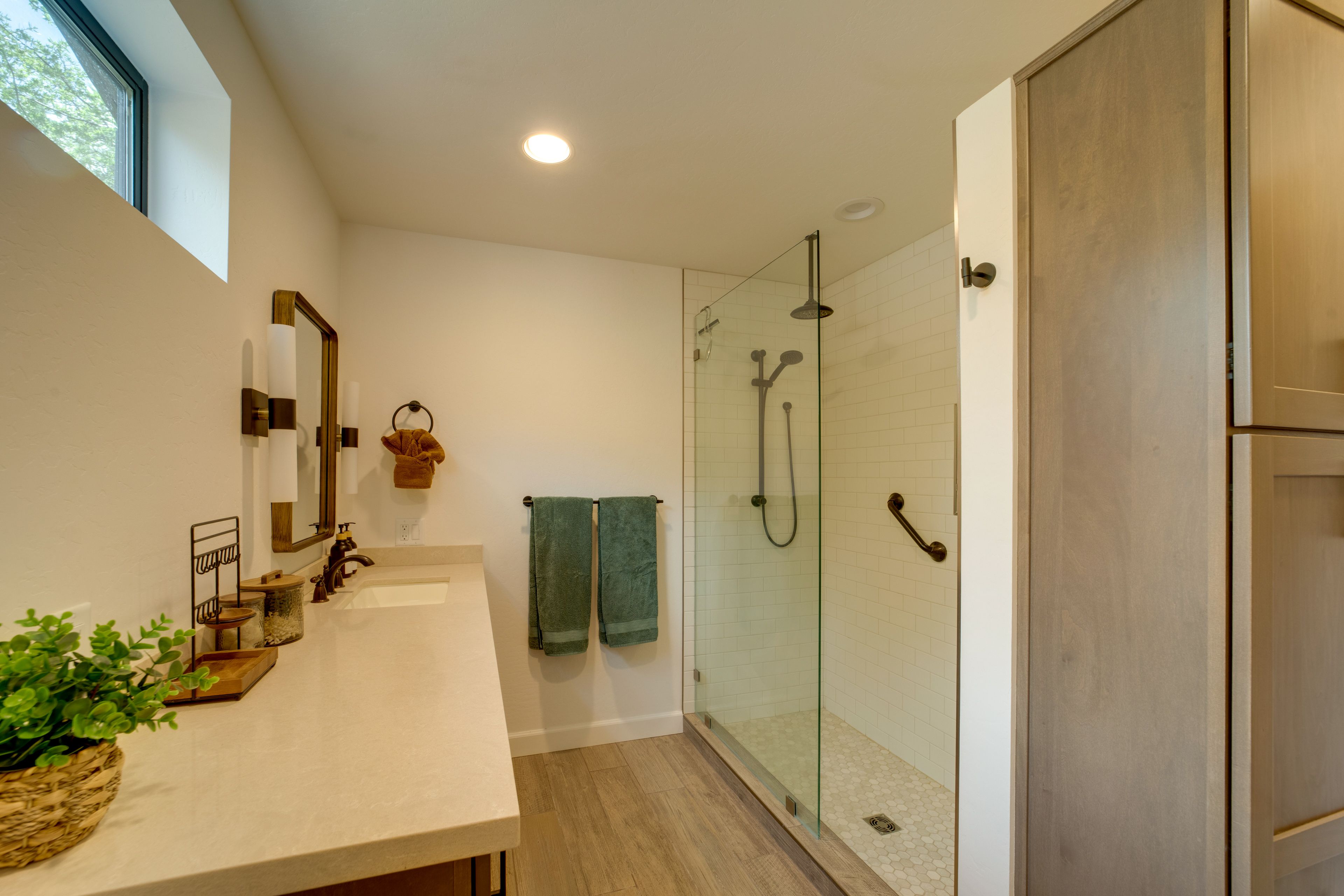 Full Bathroom | Towels & Linens Provided | Main Floor