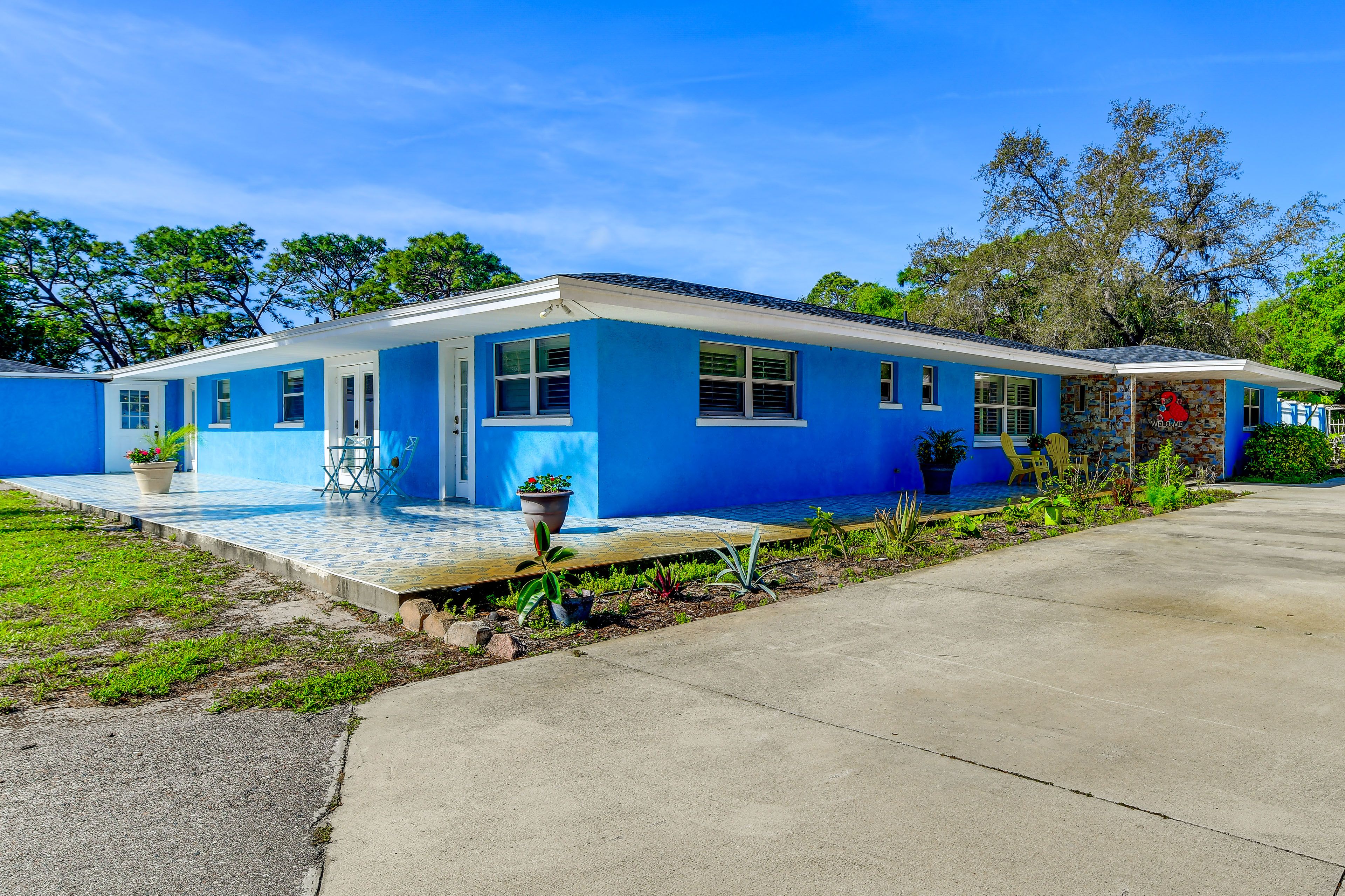 Property Exterior | Circular Driveway (8 Vehicles)