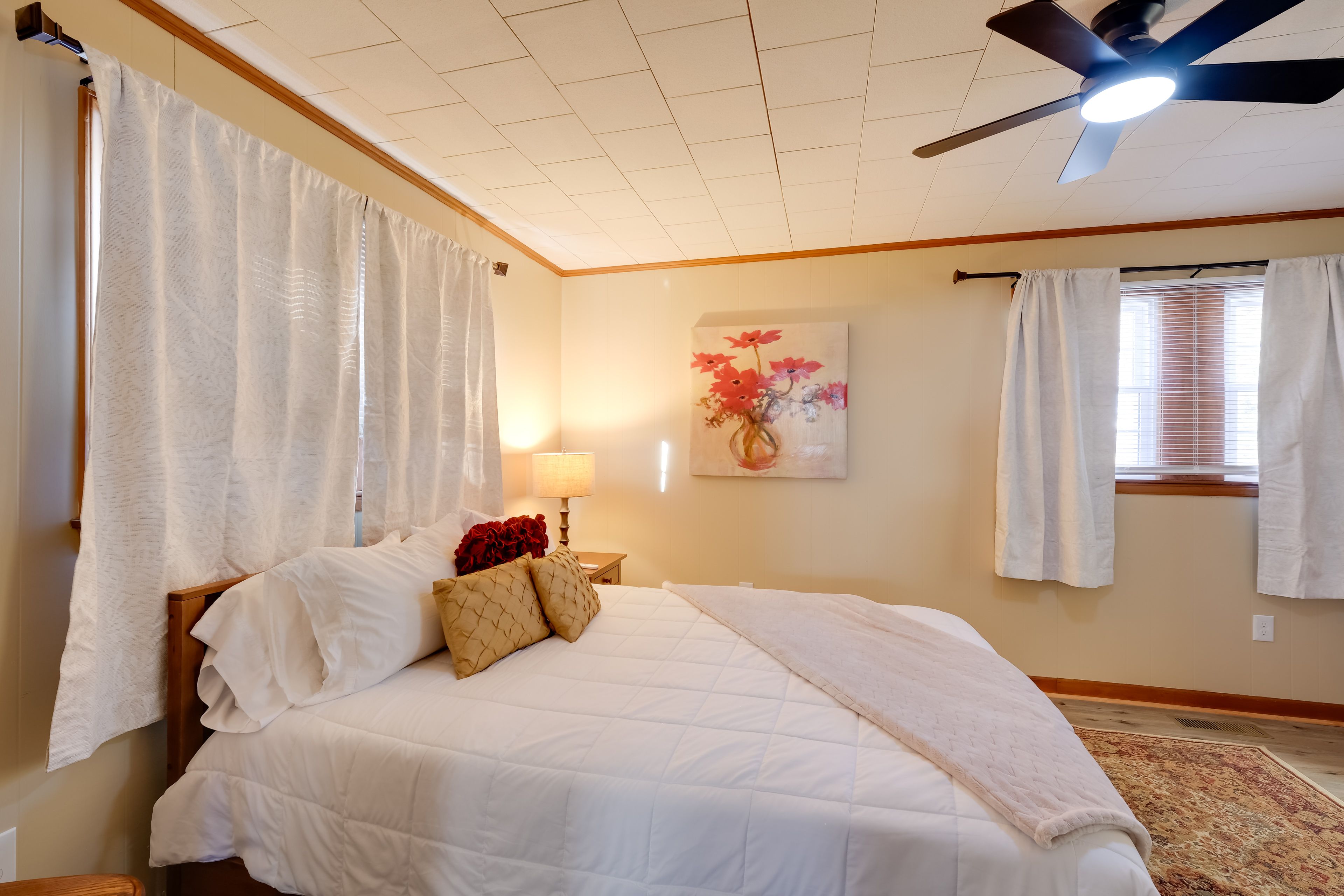 Bedroom 1 | Queen Bed | 1st Floor