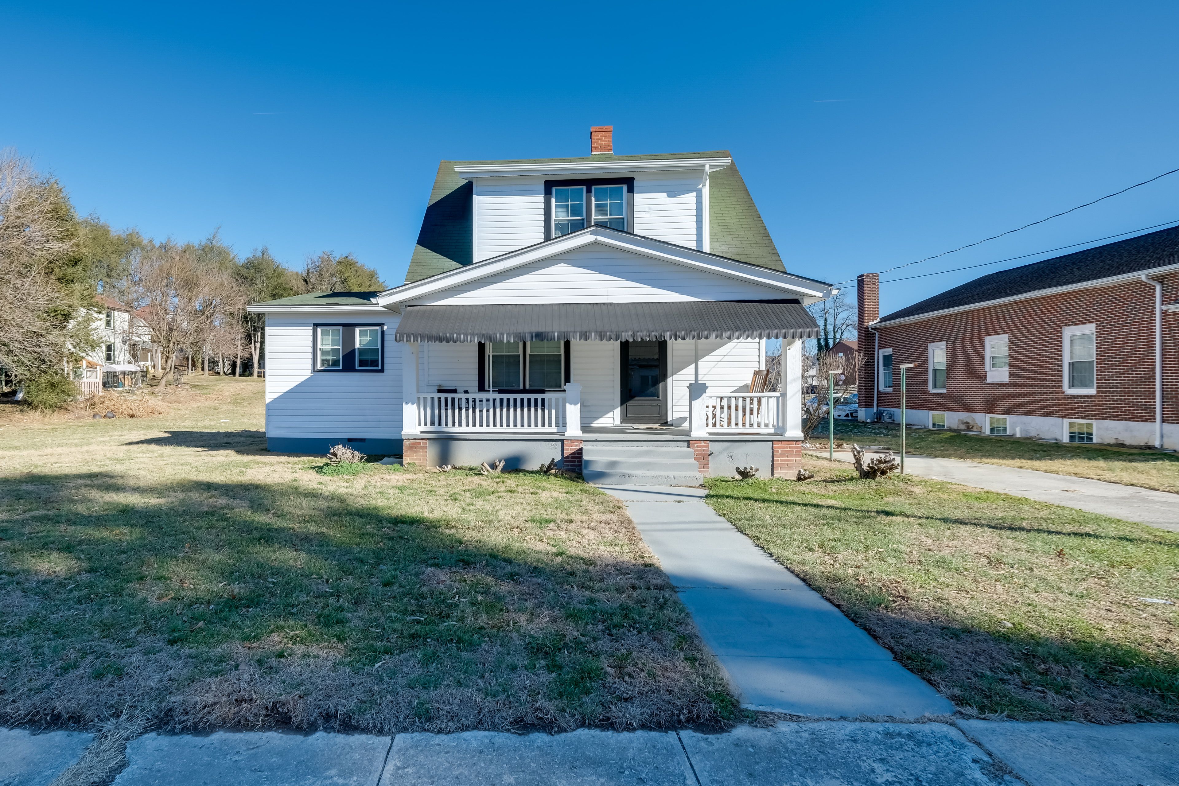 Property Exterior | Driveway (3 Vehicles)