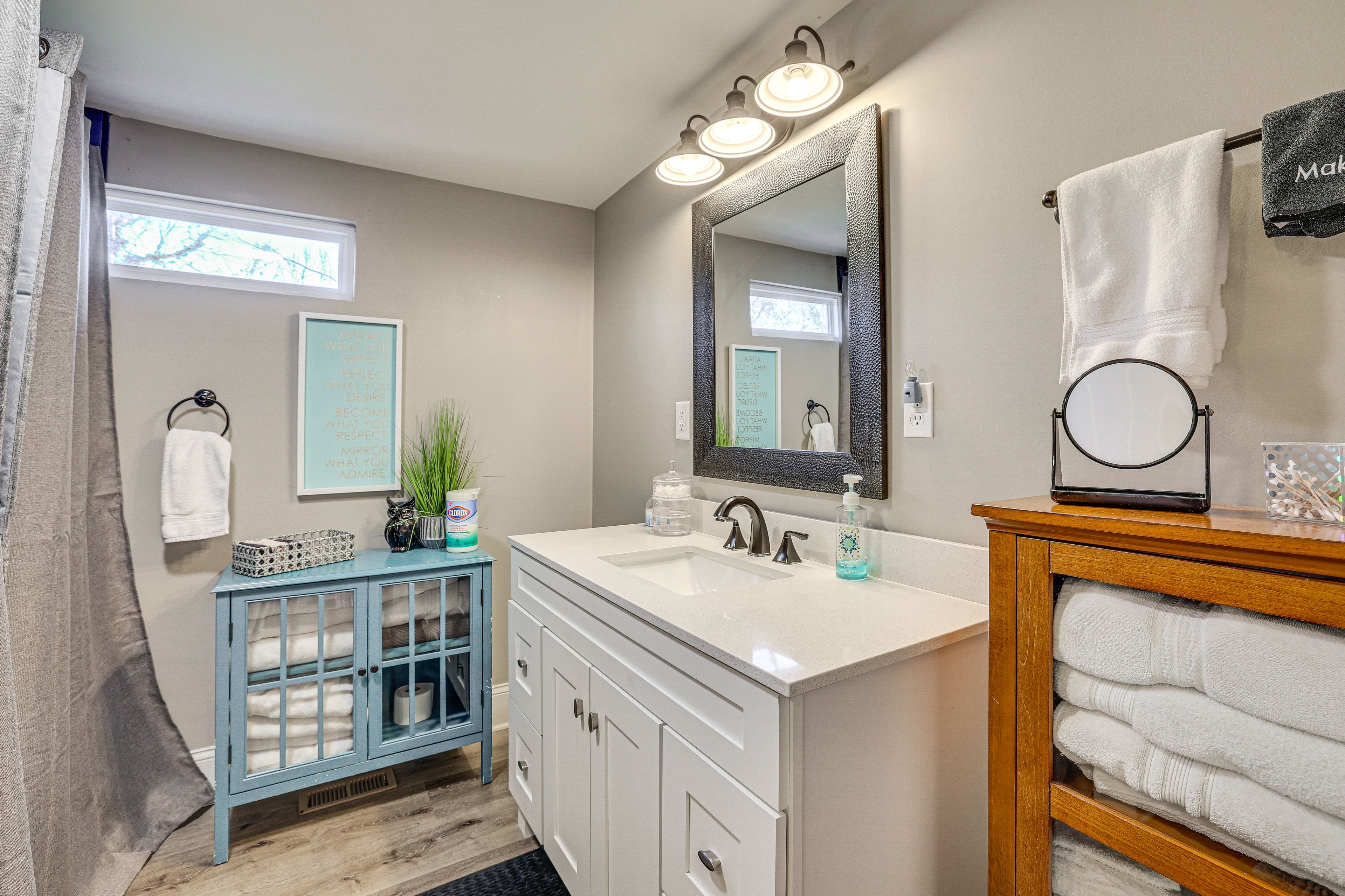 Full Bathroom | Towels Provided | Complimentary Toiletries