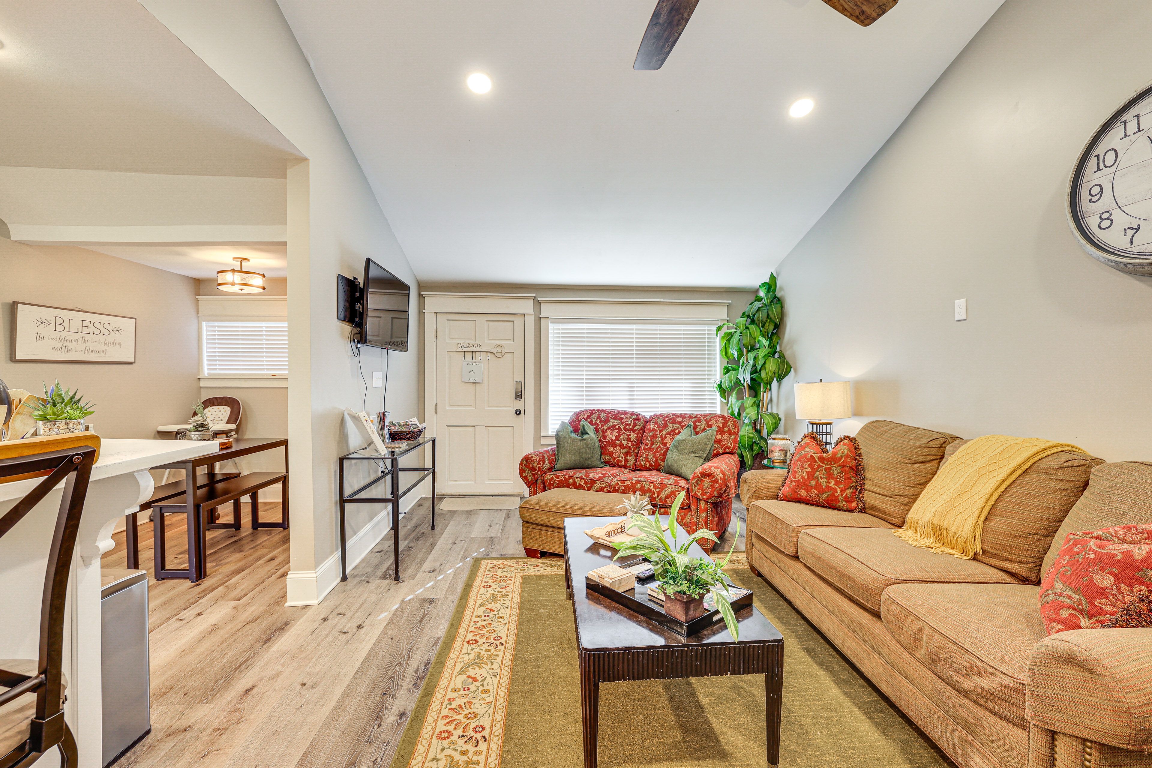 Living Room | Smart TV | Books/Board Games